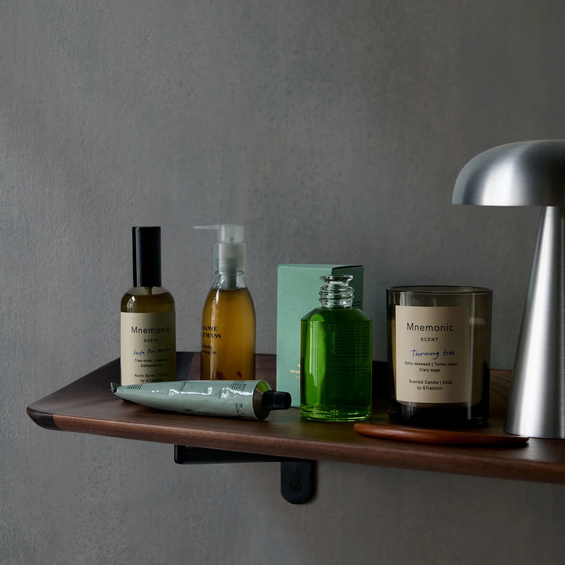 Guild HM14 ράφι 75 cm, Solid lacquered walnut &Tradition