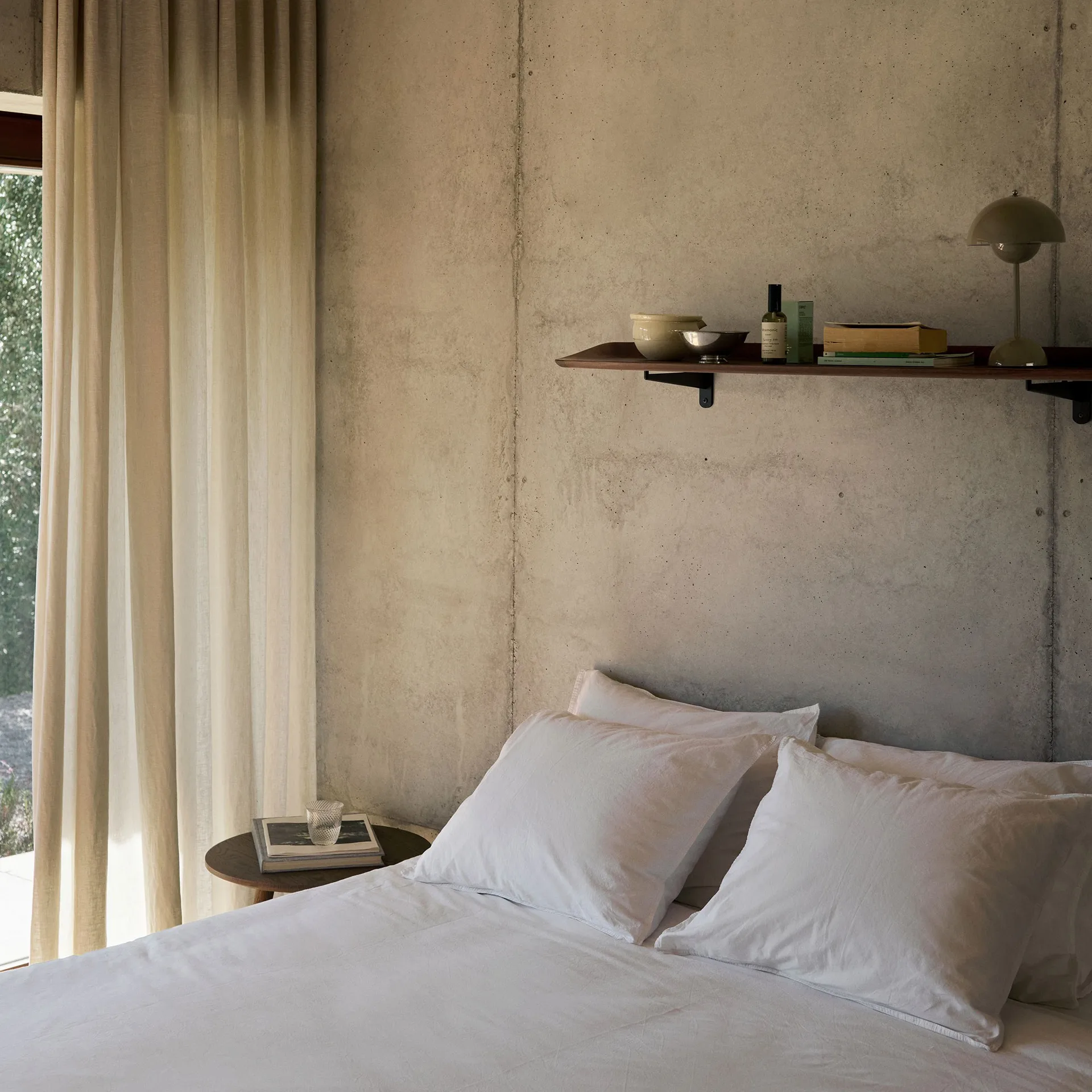 Guild HM15 ράφι 120 cm, Solid lacquered walnut &Tradition