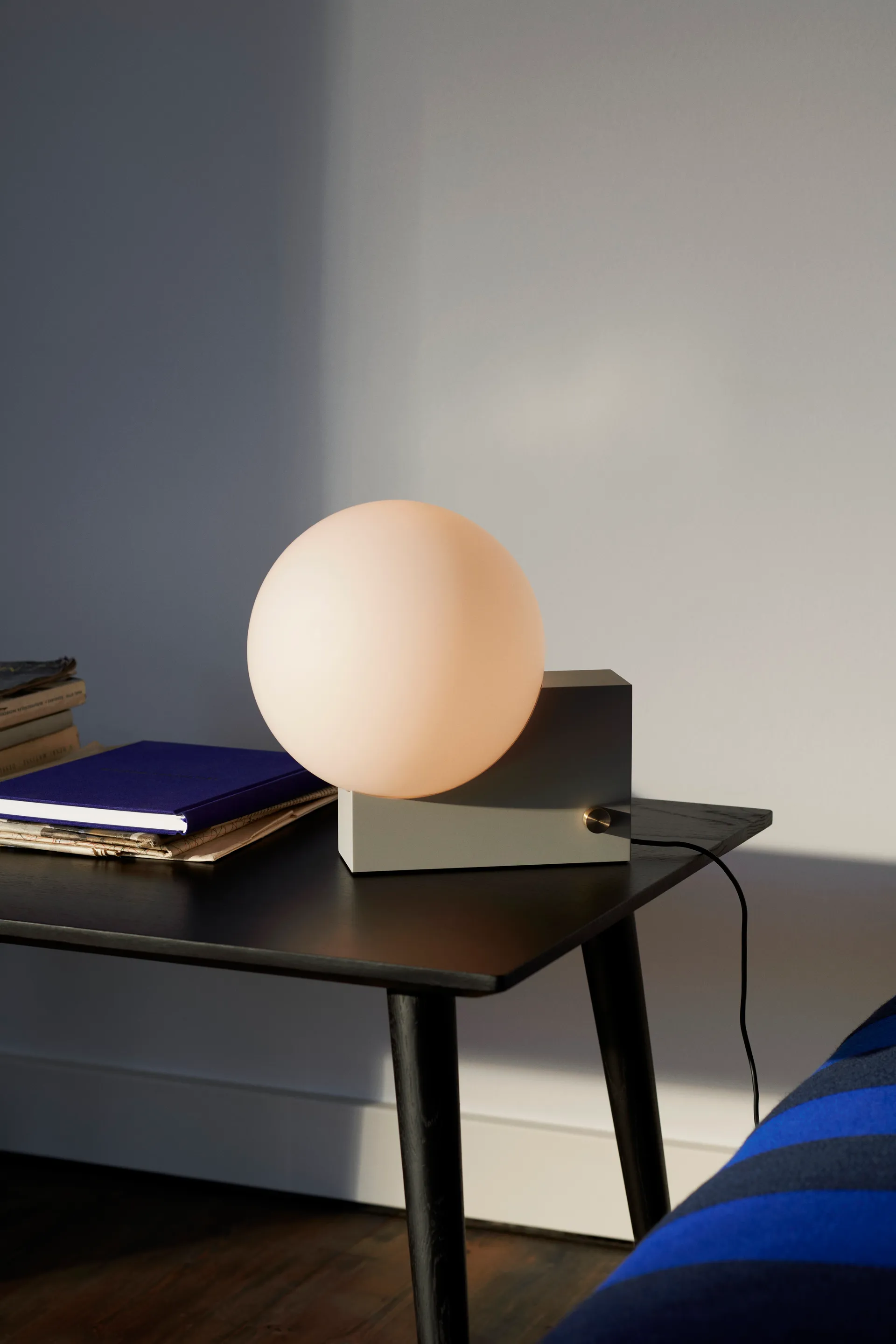 In Between SK23 τραπεζάκι καφέ 50x110 cm., Μαύρη λακαρισμένη βελανιδιά &Tradition