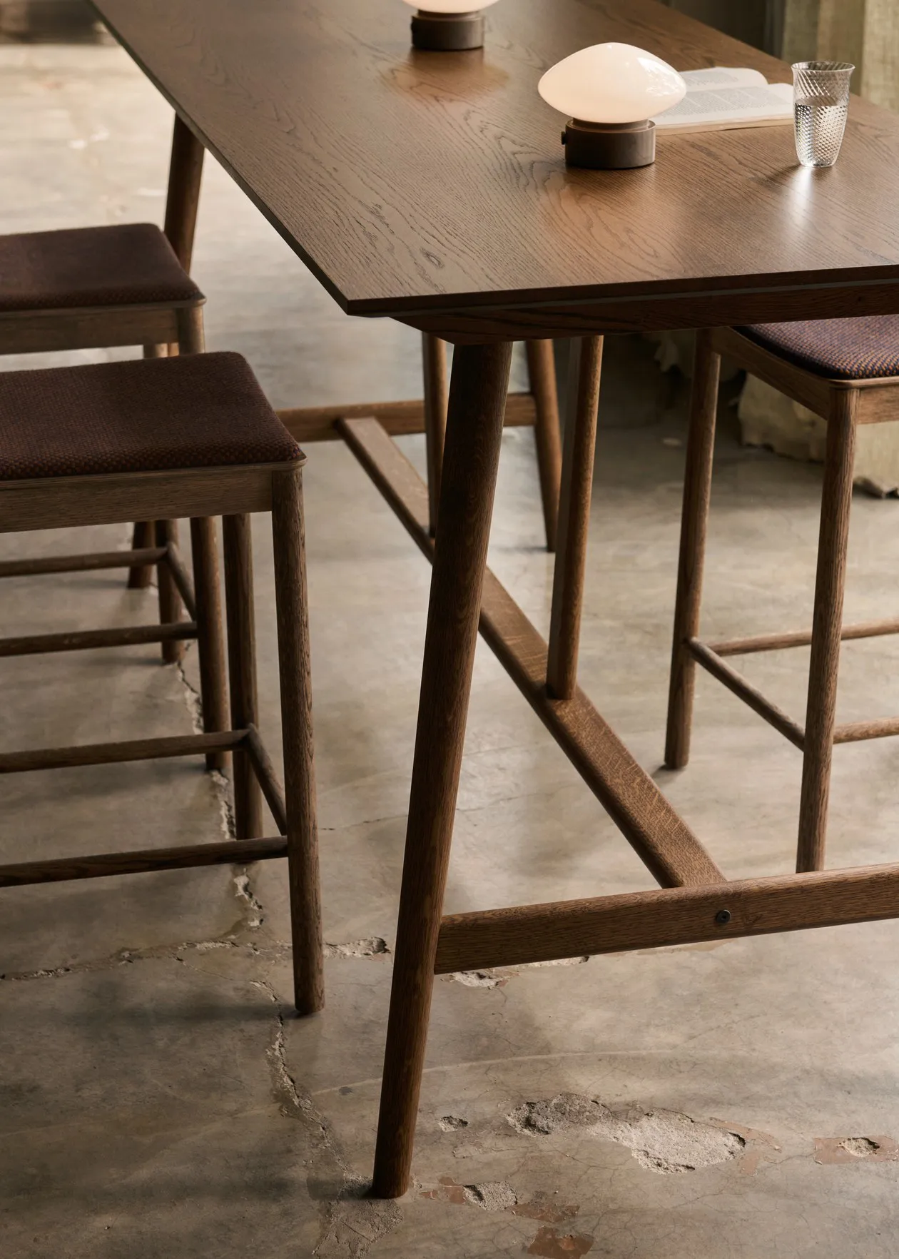 In Between SK26 Counter Table τραπέζι μπαρ 190x80x95 cm, καπνιστή δρυς &Tradition