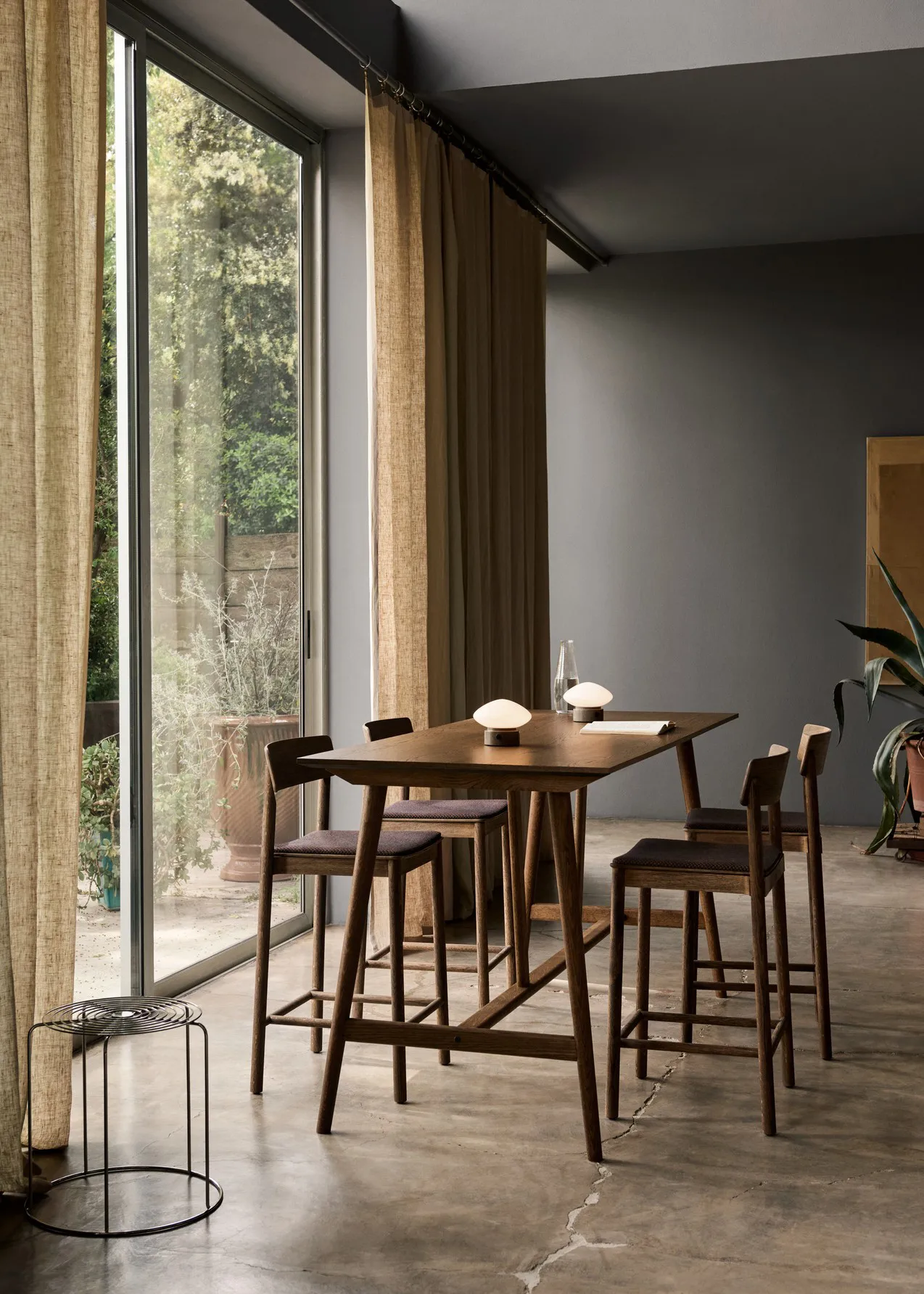 In Between SK26 Counter Table τραπέζι μπαρ 190x80x95 cm, καπνιστή δρυς &Tradition