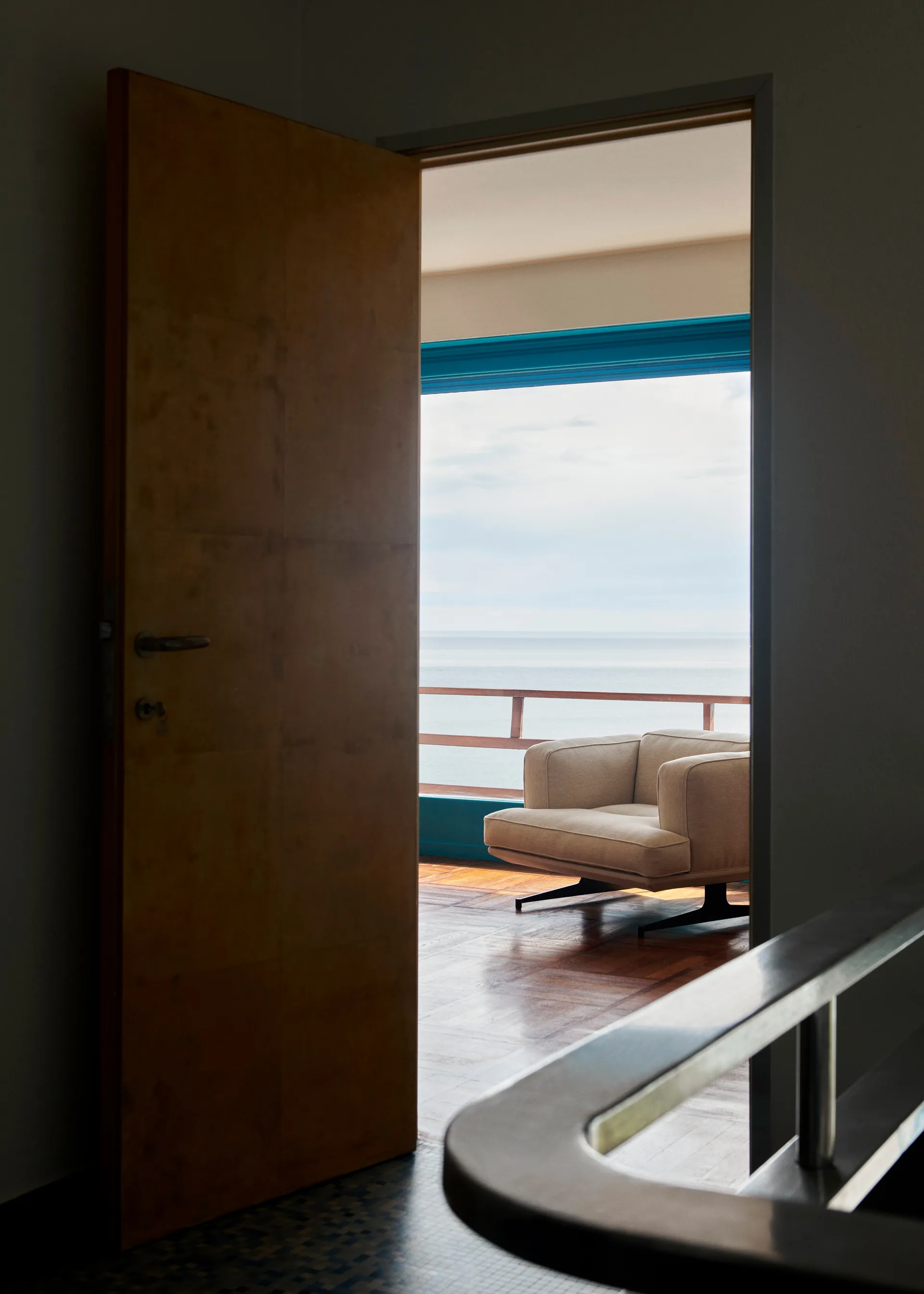 Inland AV21 πολυθρόνα, Clay 0011-warm black &Tradition