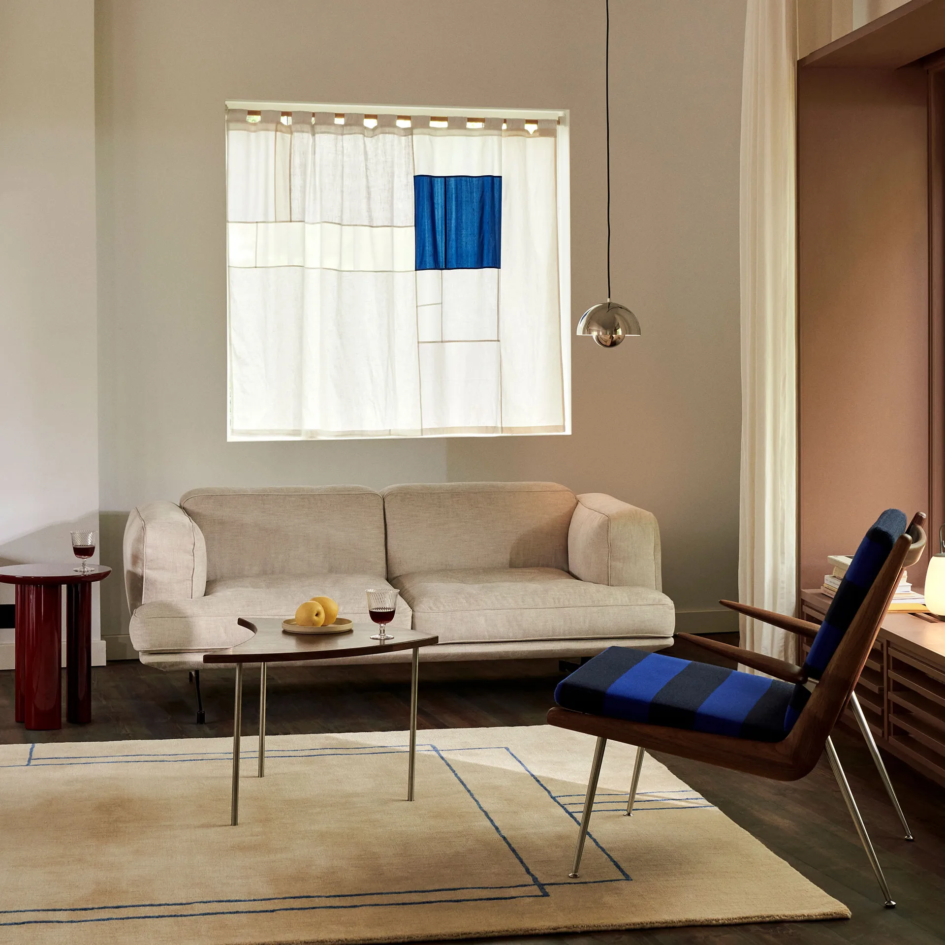 Inland AV22 καναπές 2 θέσεων, Clay 0011-warm black &Tradition