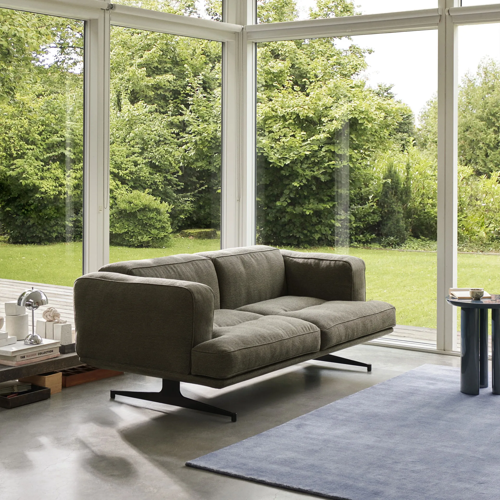 Inland AV22 καναπές 2 θέσεων, Clay 0014-warm black &Tradition