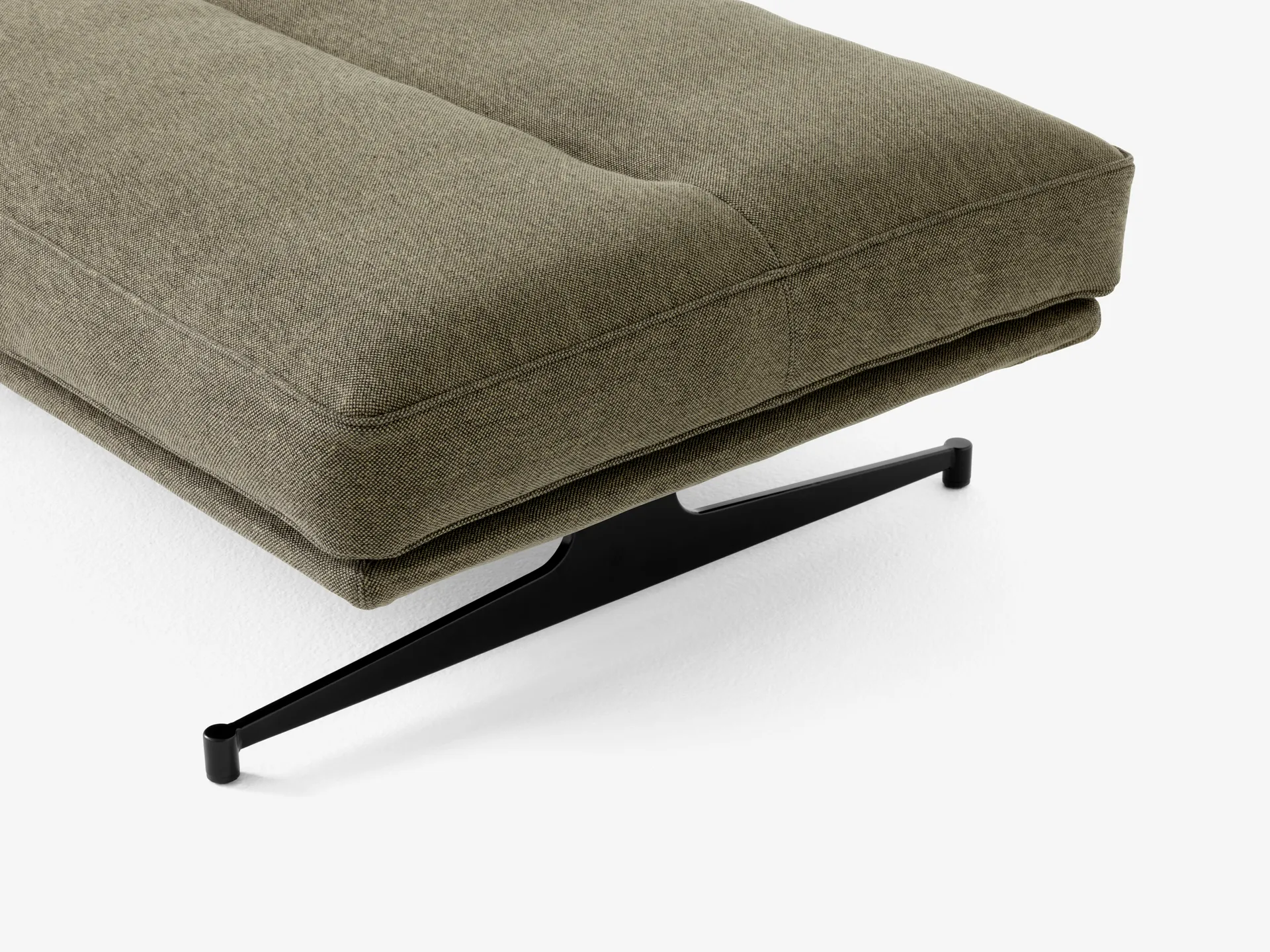 Inland AV32 pouf 78x113 cm, Clay 0014-warm black &Tradition