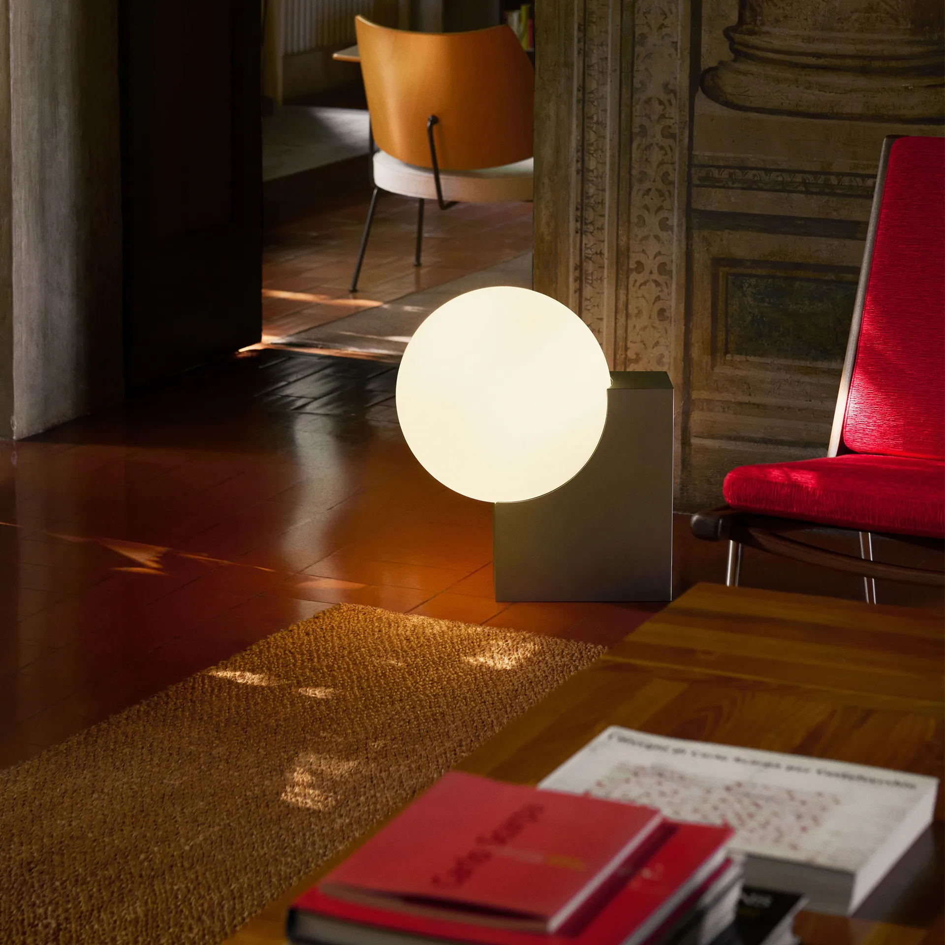 Journey SHY4 επιδαπέδια λάμπα, Borstat stål-opalglas &Tradition