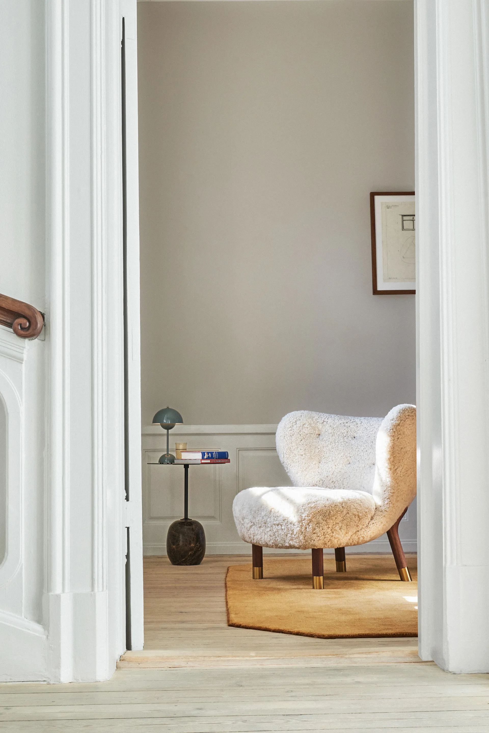 Little Petra VB1 πολυθρόνα περιορισμένη έκδοση, Καρυδιά. ορείχαλκος-Moonlight &Tradition