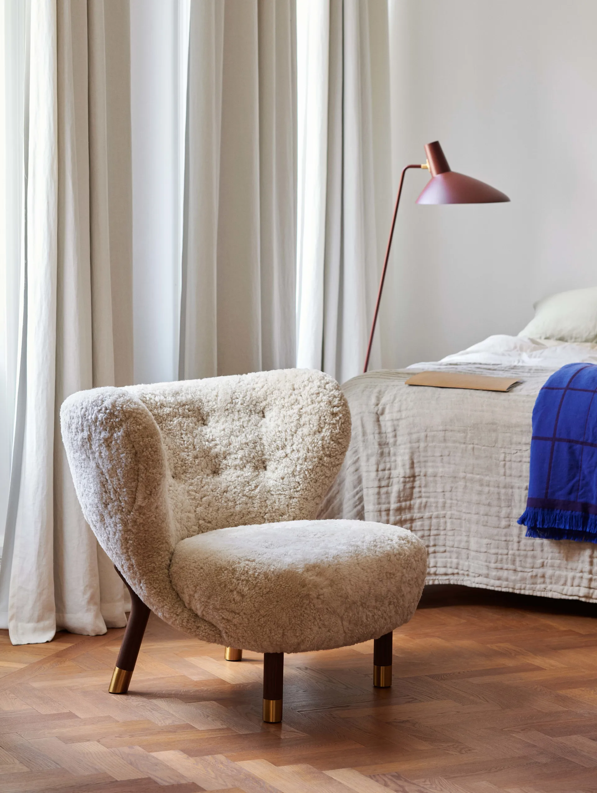 Little Petra VB1 πολυθρόνα περιορισμένη έκδοση, Καρυδιά. ορείχαλκος-Moonlight &Tradition