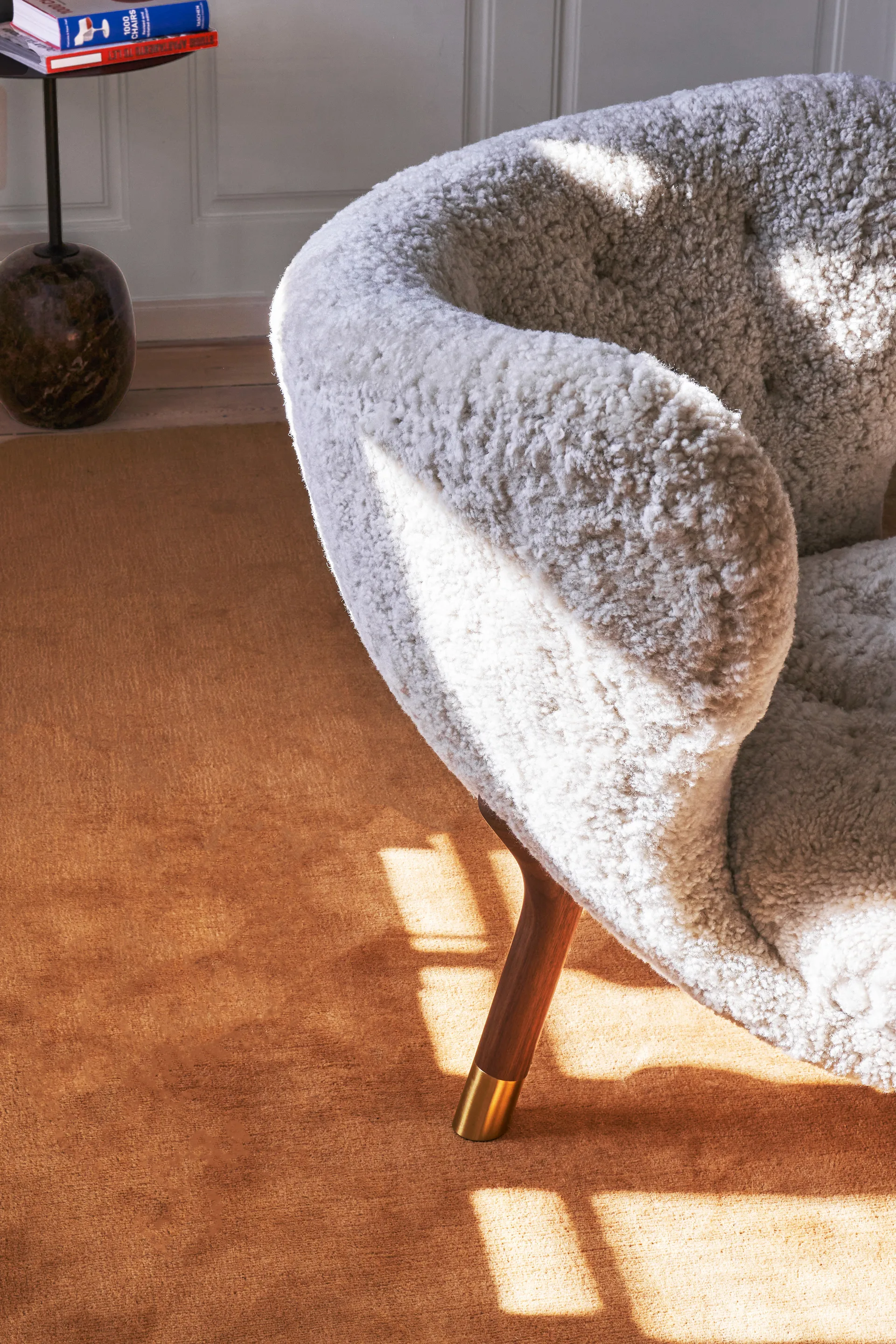 Little Petra VB1 πολυθρόνα περιορισμένη έκδοση, Καρυδιά. ορείχαλκος-Moonlight &Tradition