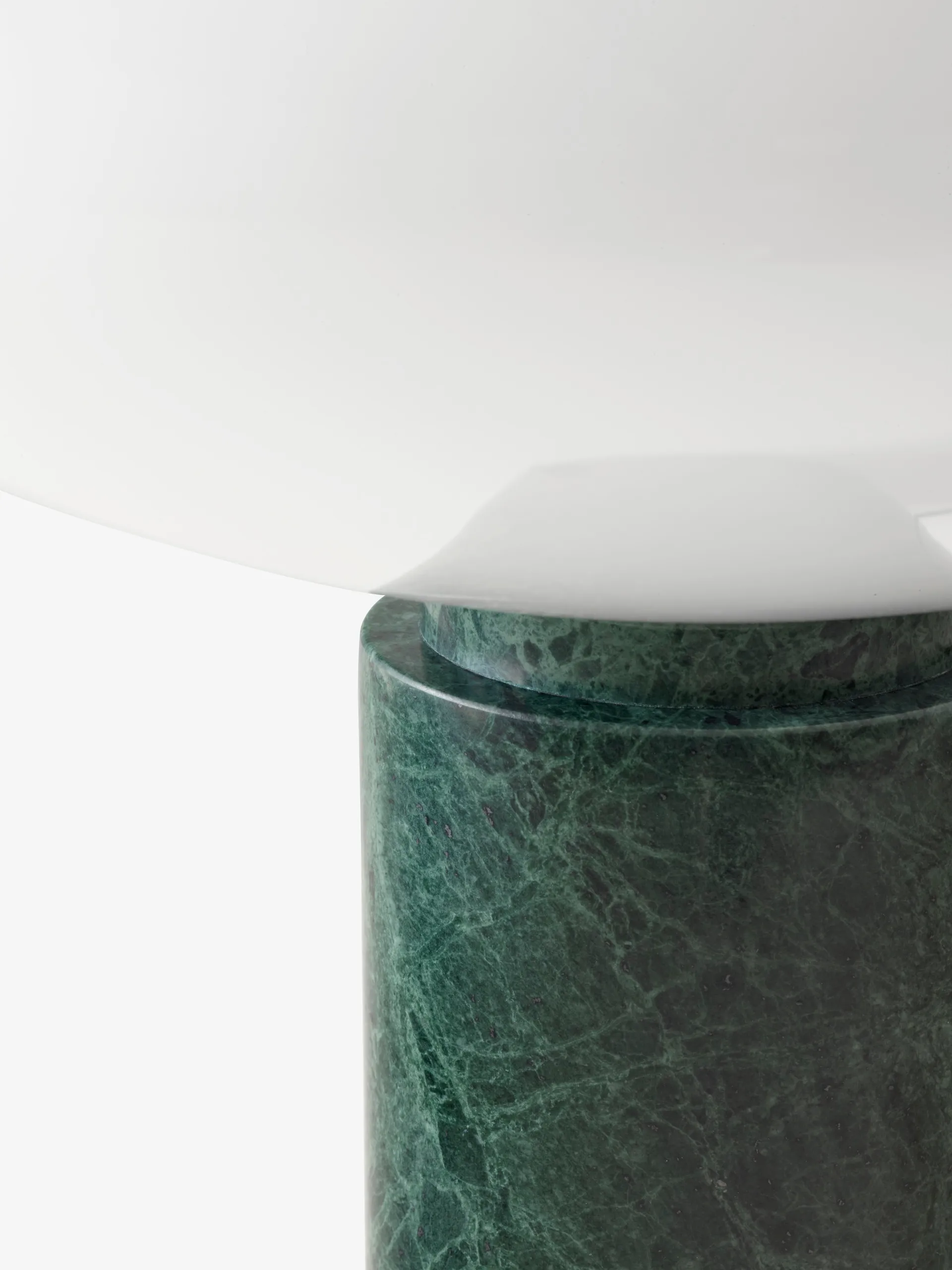 Επιτραπέζιο φωτιστικό Mist AP17, Ø37 εκ., Ματ λευκό & Guatemala Verde &Tradition