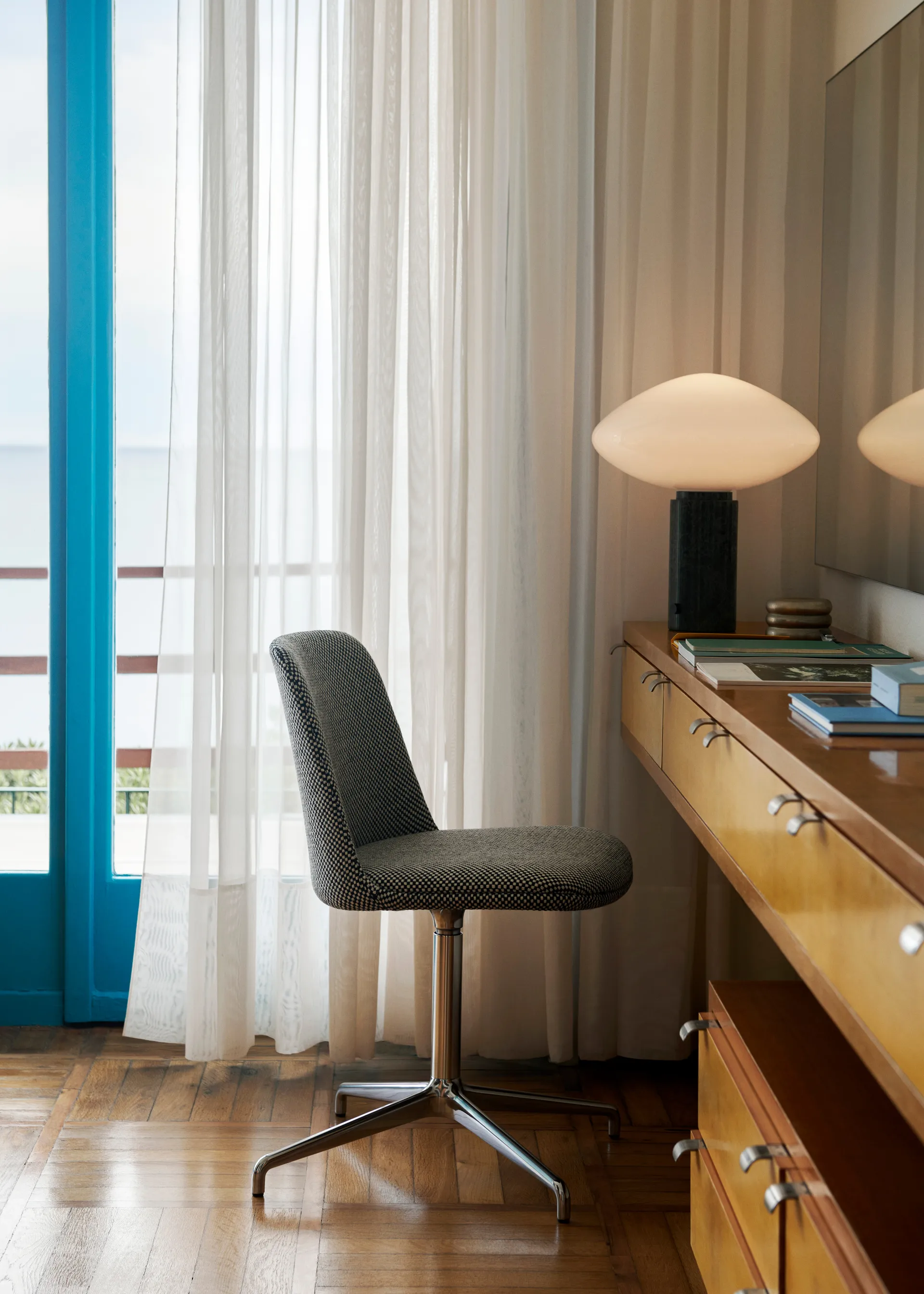 Επιτραπέζιο φωτιστικό Mist AP17, Ø37 εκ., Ματ λευκό & Guatemala Verde &Tradition