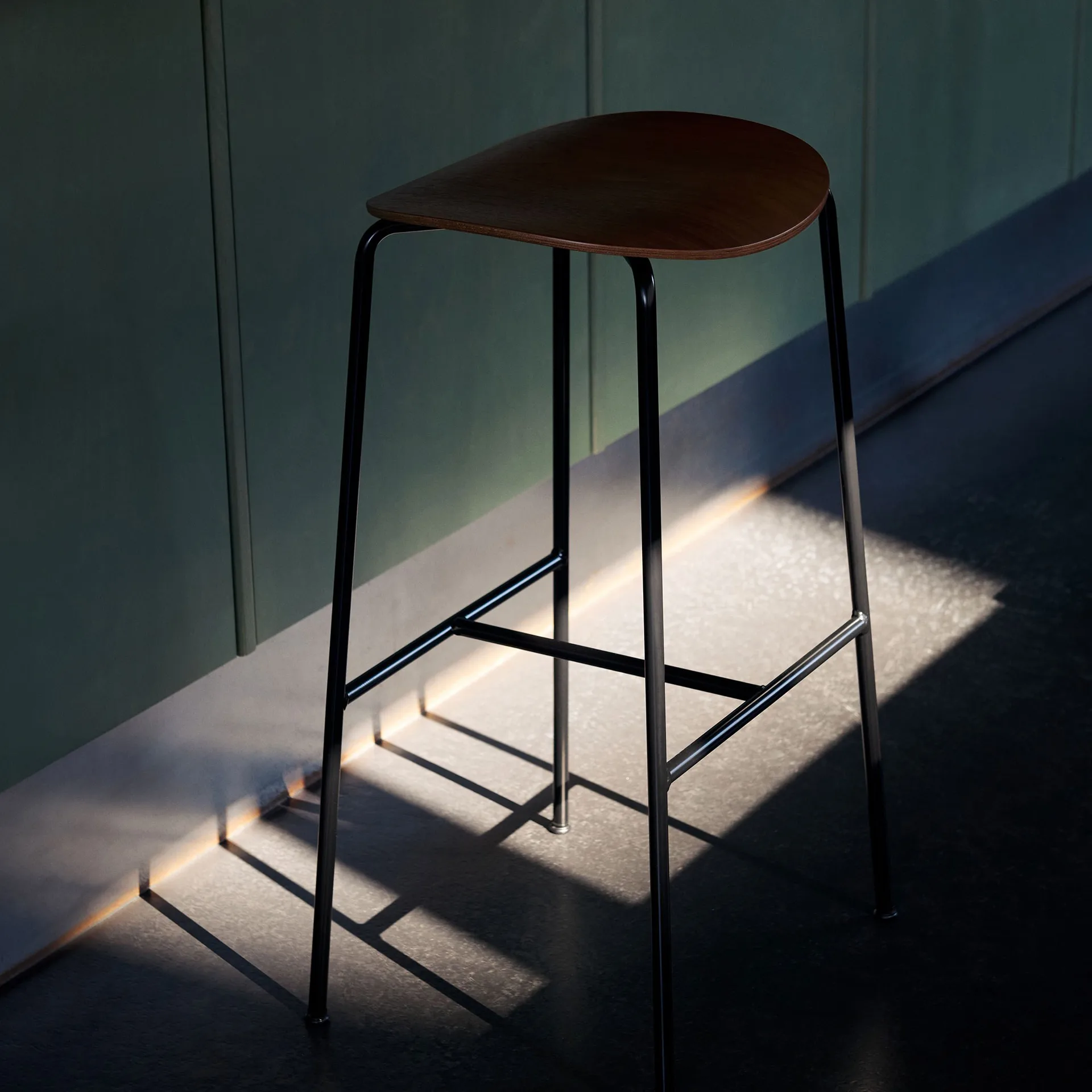 Pavilion AV37 σκαμπό μπαρ 68 cm, Black-lacquered oak &Tradition