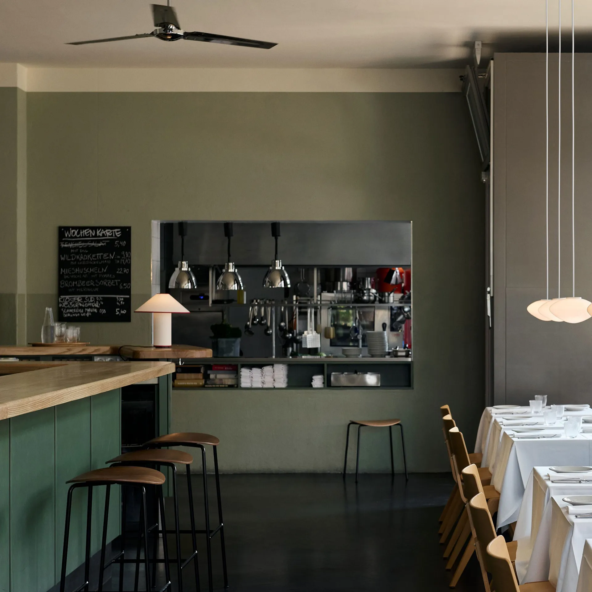 Pavilion AV37 σκαμπό μπαρ 68 cm, Black-lacquered oak &Tradition