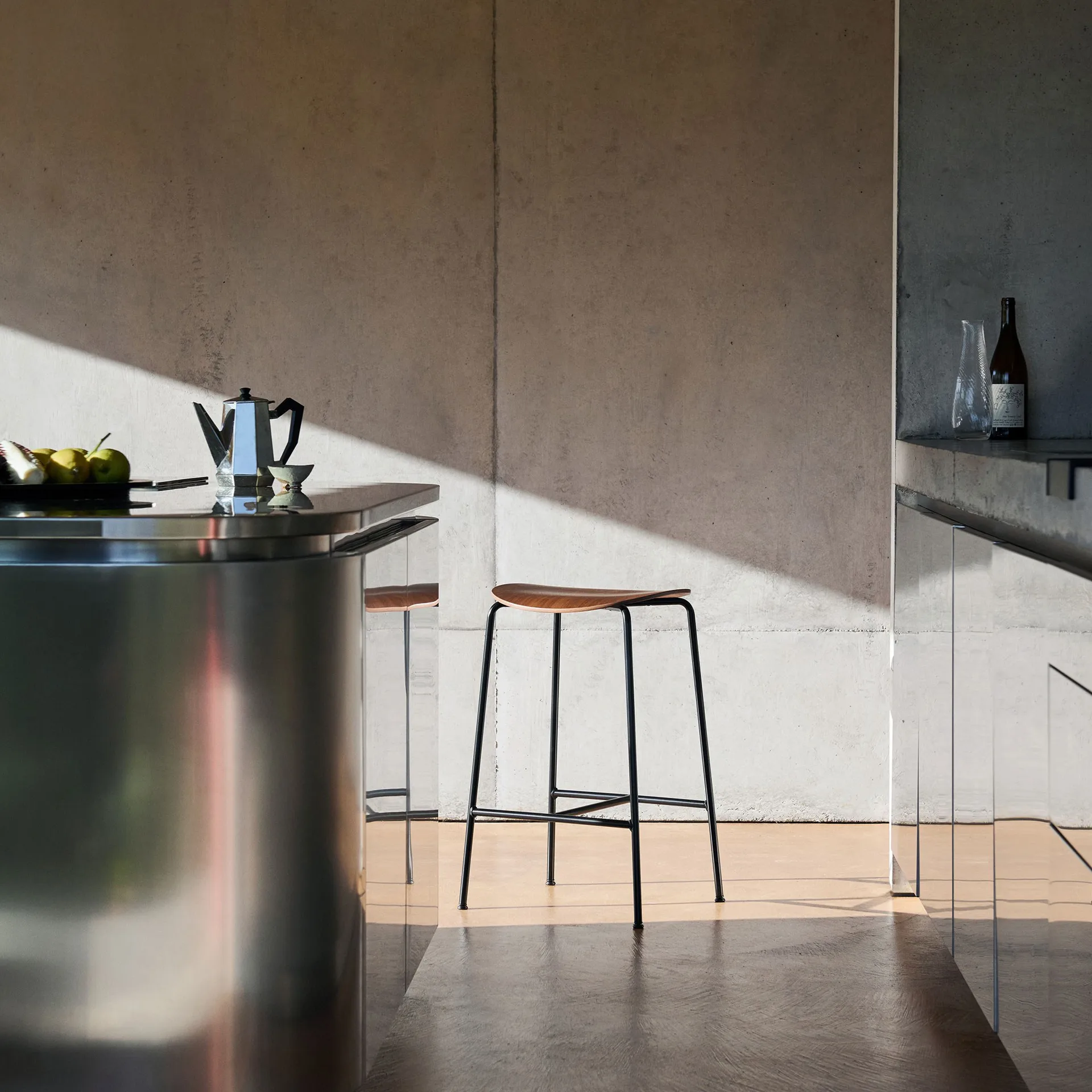 Pavilion AV38 σκαμπό μπαρ 79 cm, Black-lacquered walnut &Tradition