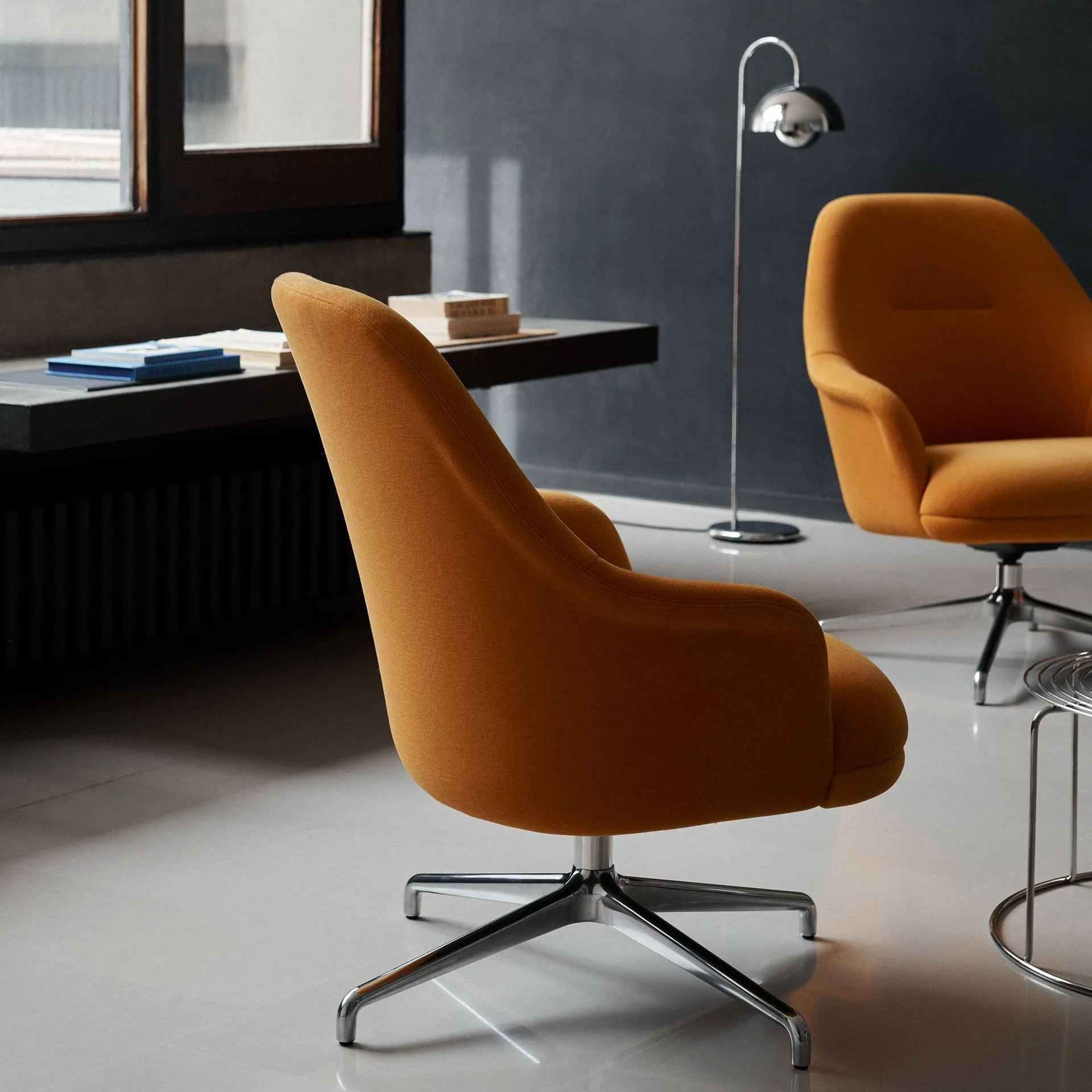 Rely HW139 lounge chair καρέκλα lounge, Gentle 0433-aluminium &Tradition