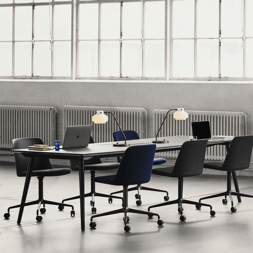 Καρέκλα γραφείου Rely HW23, Δερμάτινο μετάξι μαύρο, μαύρη βάση &Tradition