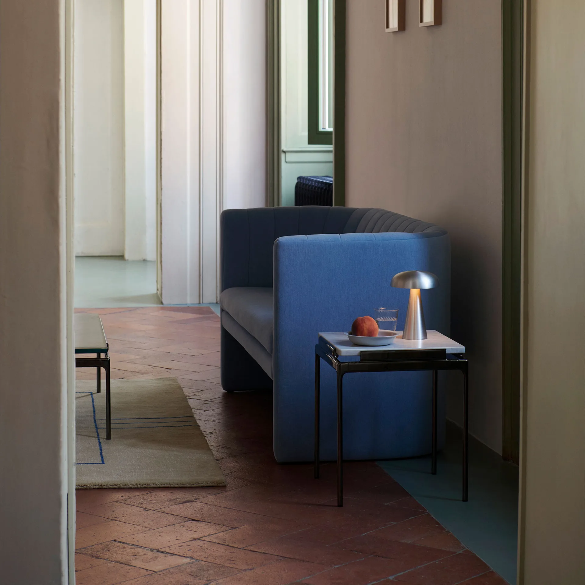 Τραπέζι σαλονιού Sett LN11, Bianco carrara-dark chrome &Tradition