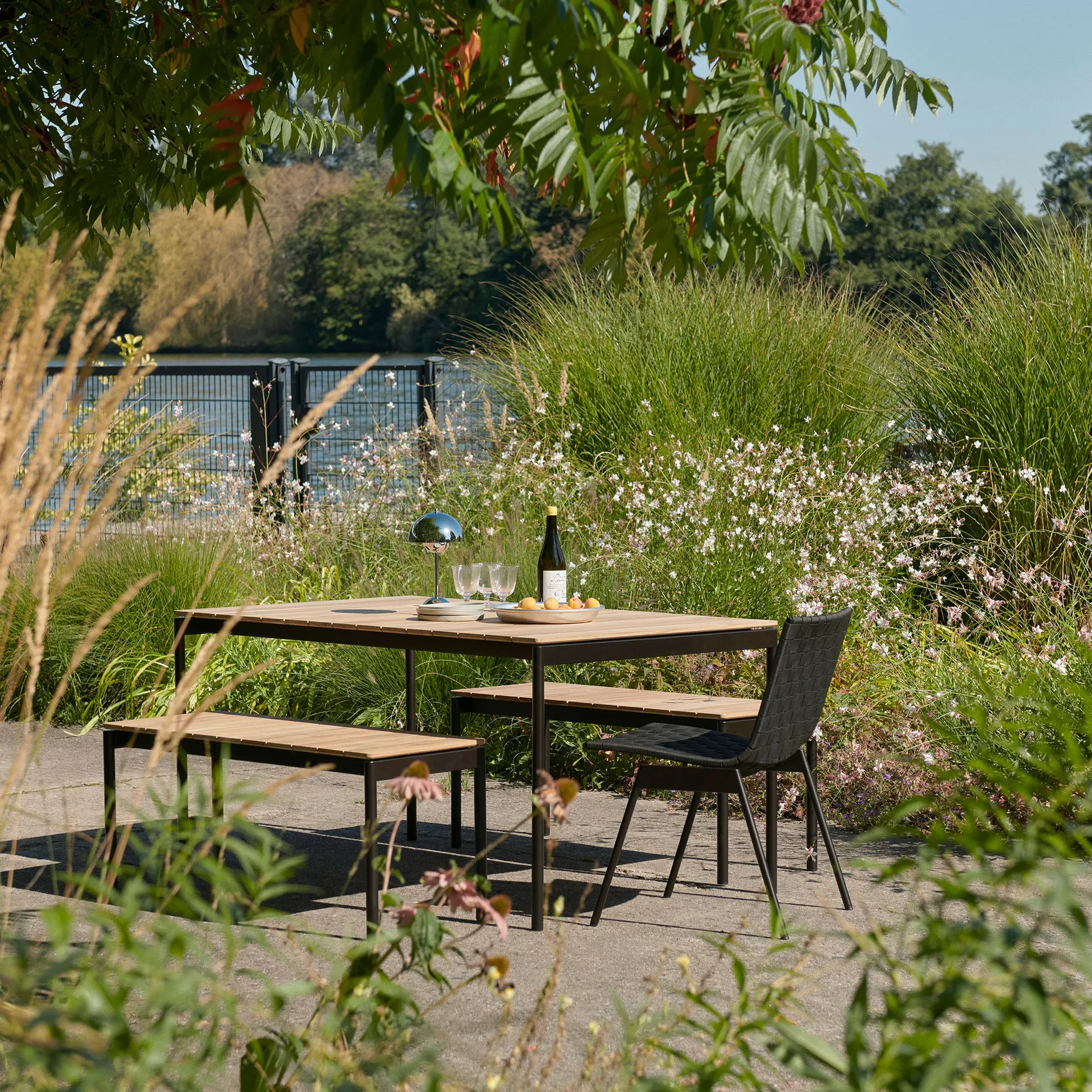 Ville Outdoor AV33 καρέκλα, Warm black &Tradition