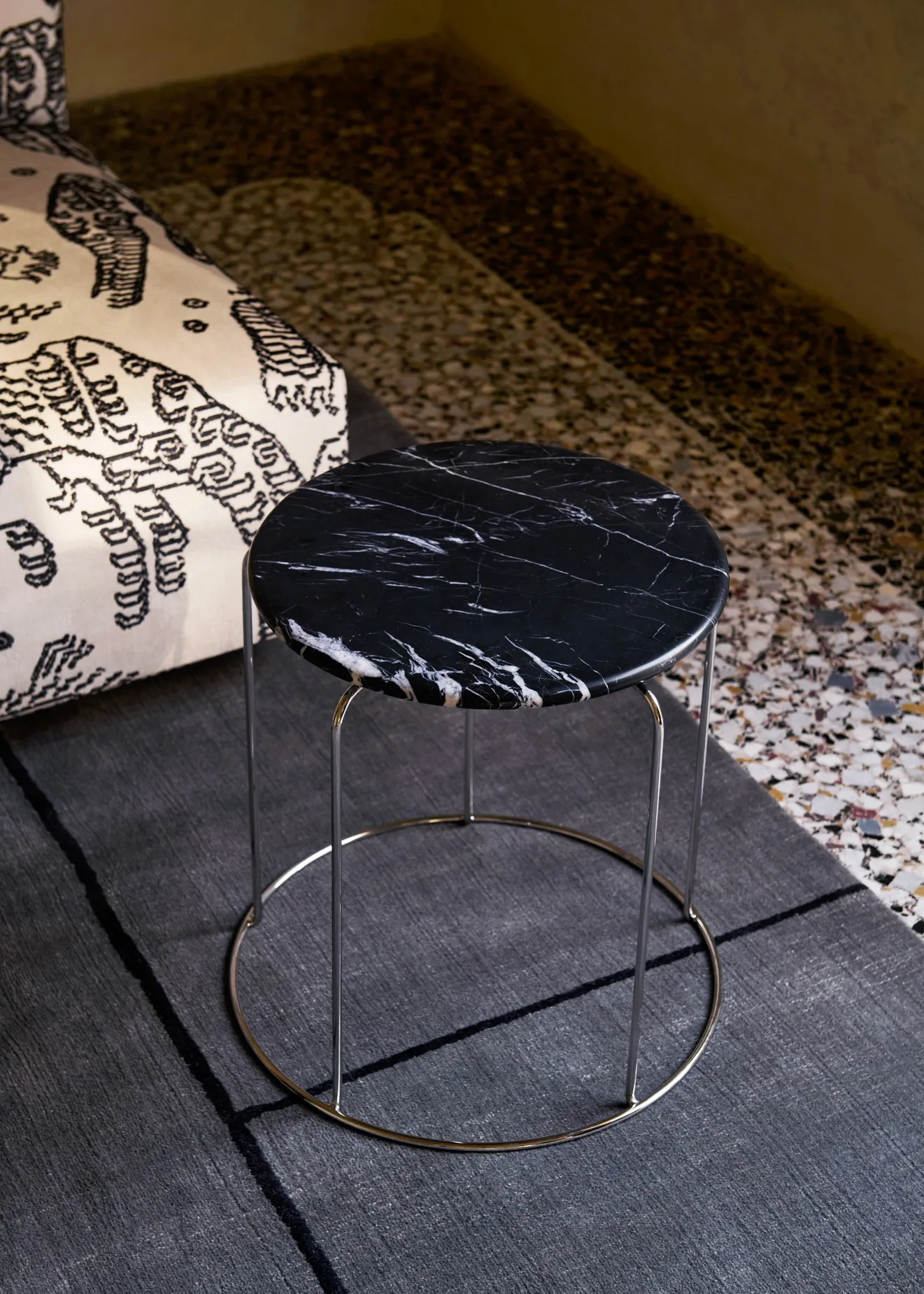 Wire Stool VP11 επάνω επιφάνεια Ø38 cm, Μάρμαρο Nero Marquina &Tradition
