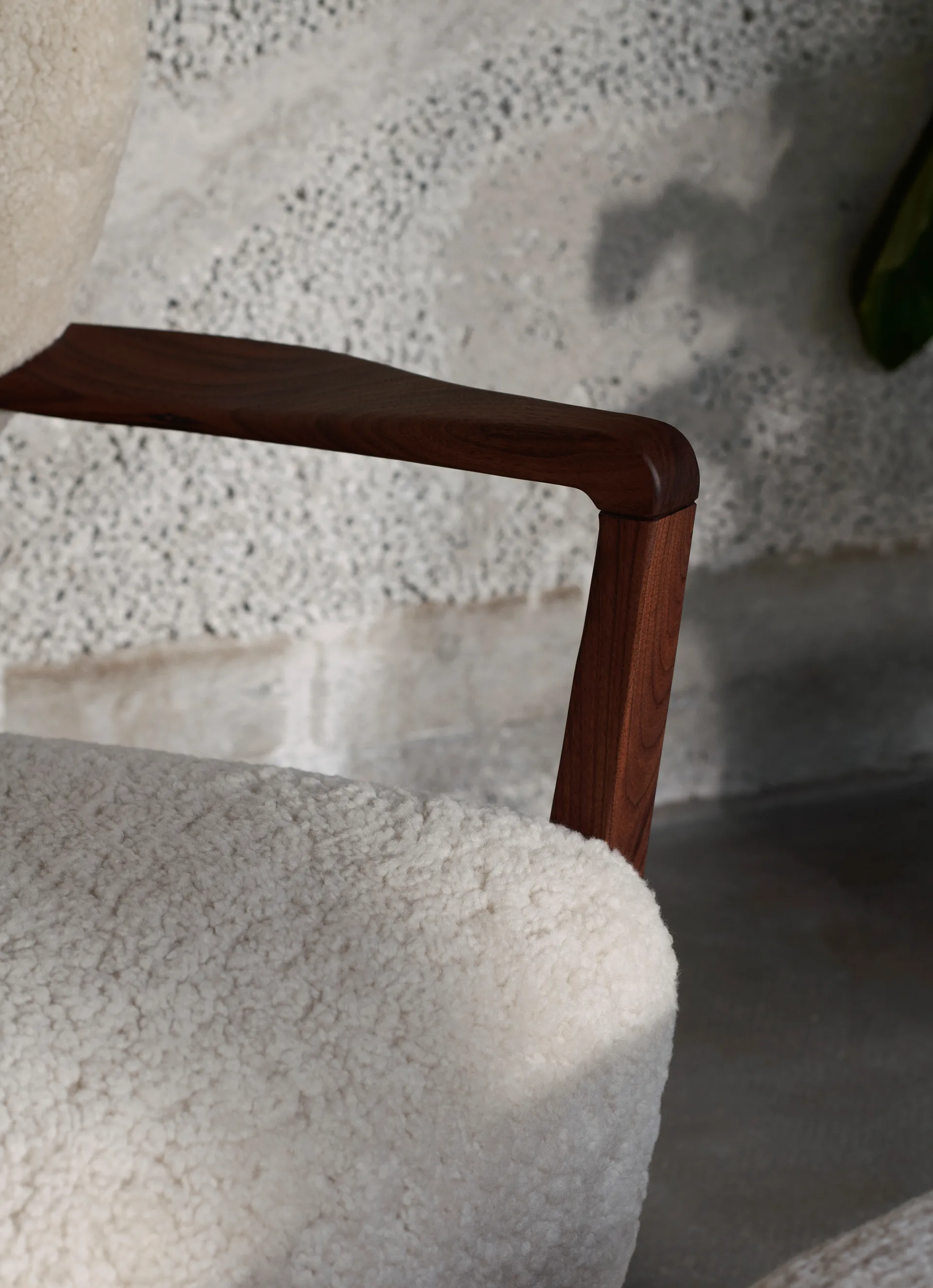 Πολυθρόνα Wulff Lounge Chair ATD2, Λαδωμένη καρύδια-Moonlight &Tradition