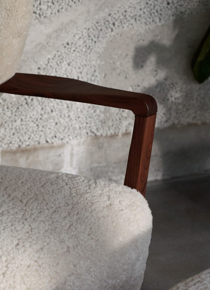 Πολυθρόνα Wulff Lounge Chair ATD2, Λαδωμένη καρύδια-Moonlight &Tradition