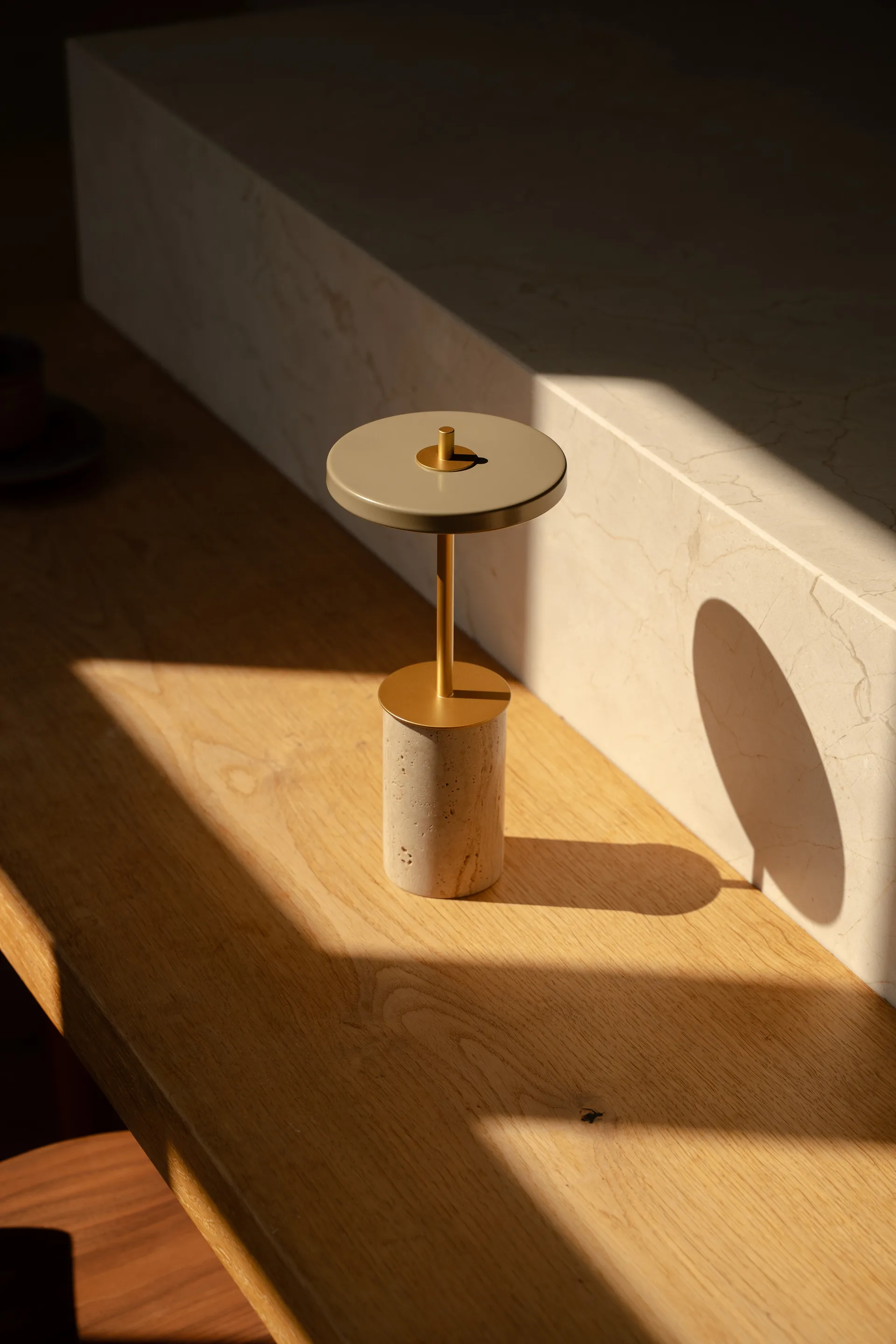 Asteria Move Mini επιτραπέζιο φωτιστικό Ø12x25,5 cm, Clay Travertine-brass Umage