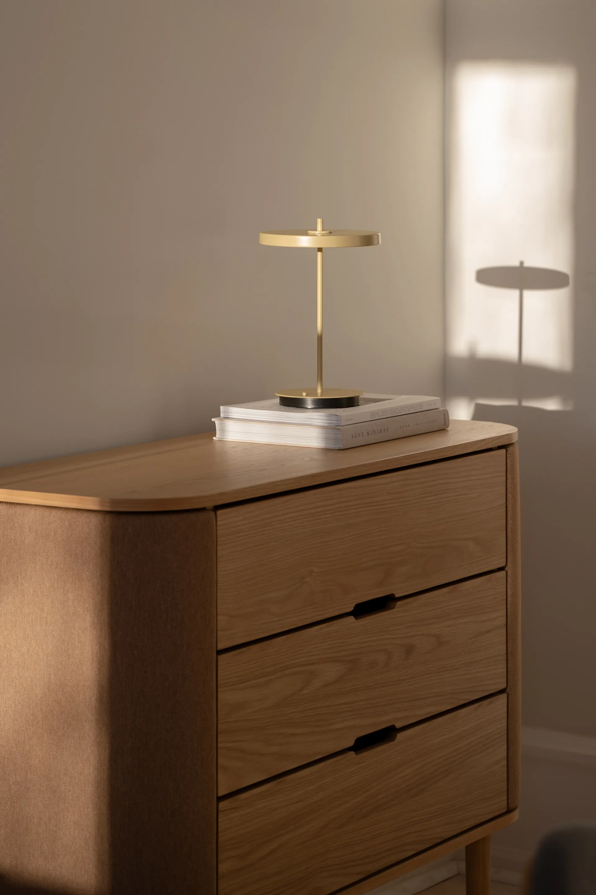 Asteria Move φορητό επιτραπέζιο φωτιστικό, Monochrome-butter yellow Umage