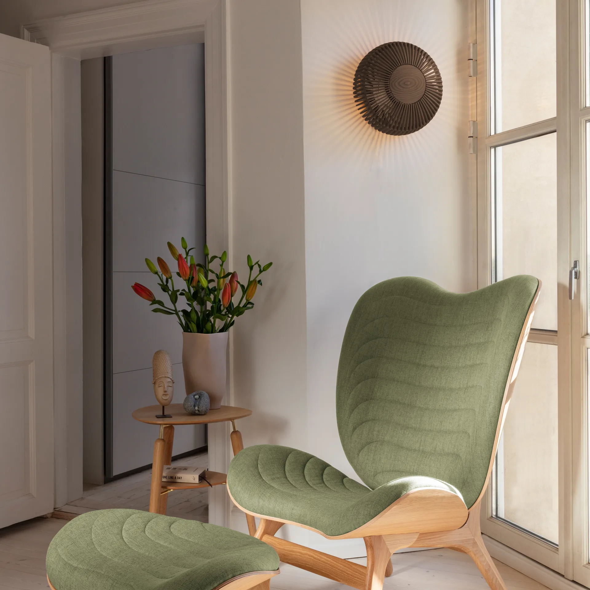 Clava Up φωτιστικό τοίχου μεσαίο, Σκούρα δρυς Umage