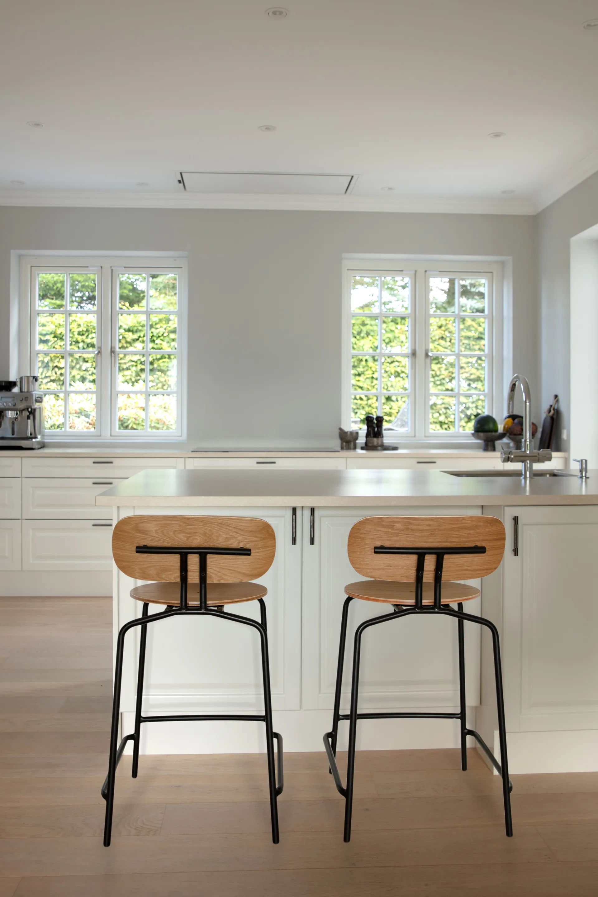 Curious σκαμπό μπαρ 65 εκ., Oak-black Umage