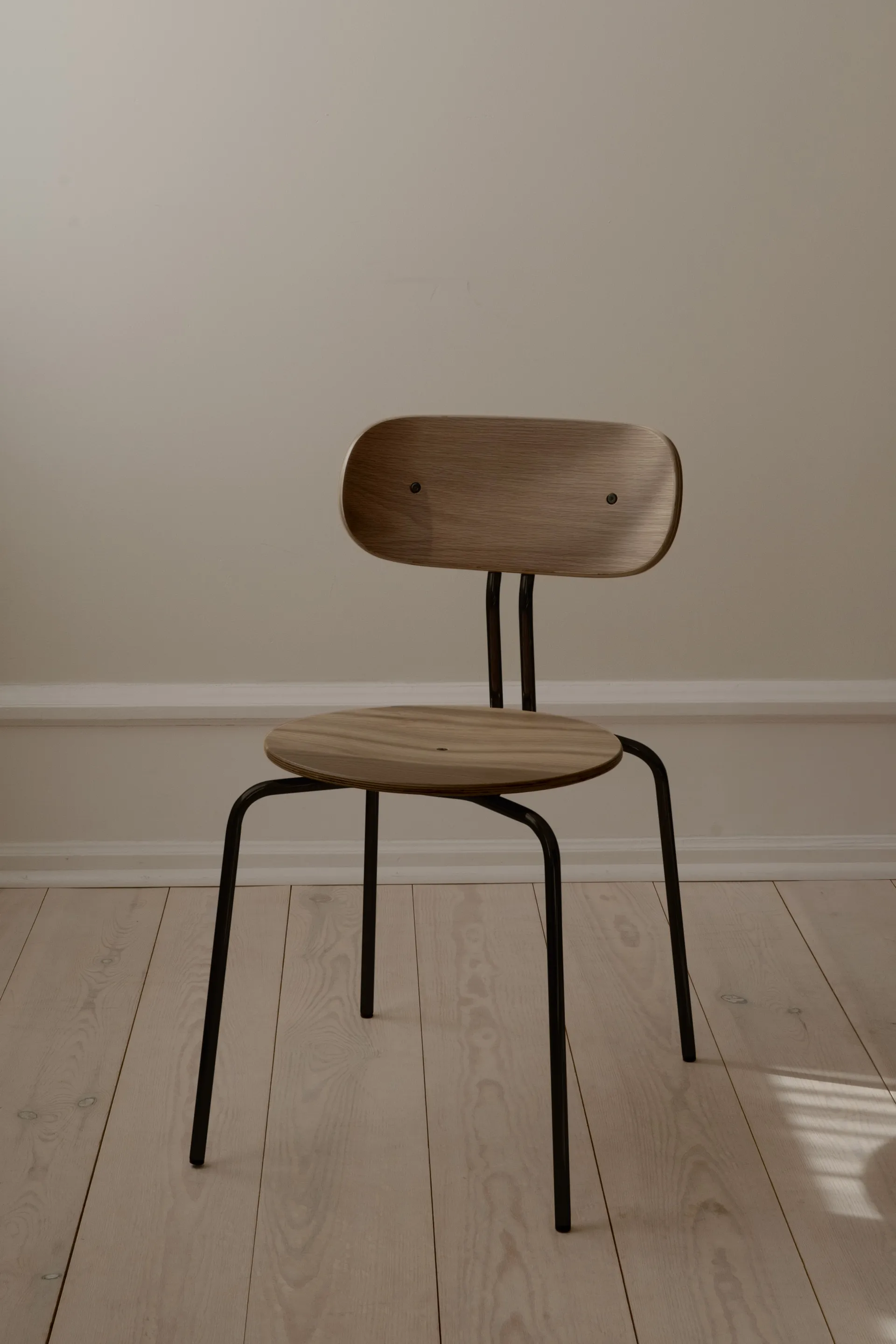 Καρέκλα Curious, Καπνιστό δρυς-black πόδια Umage