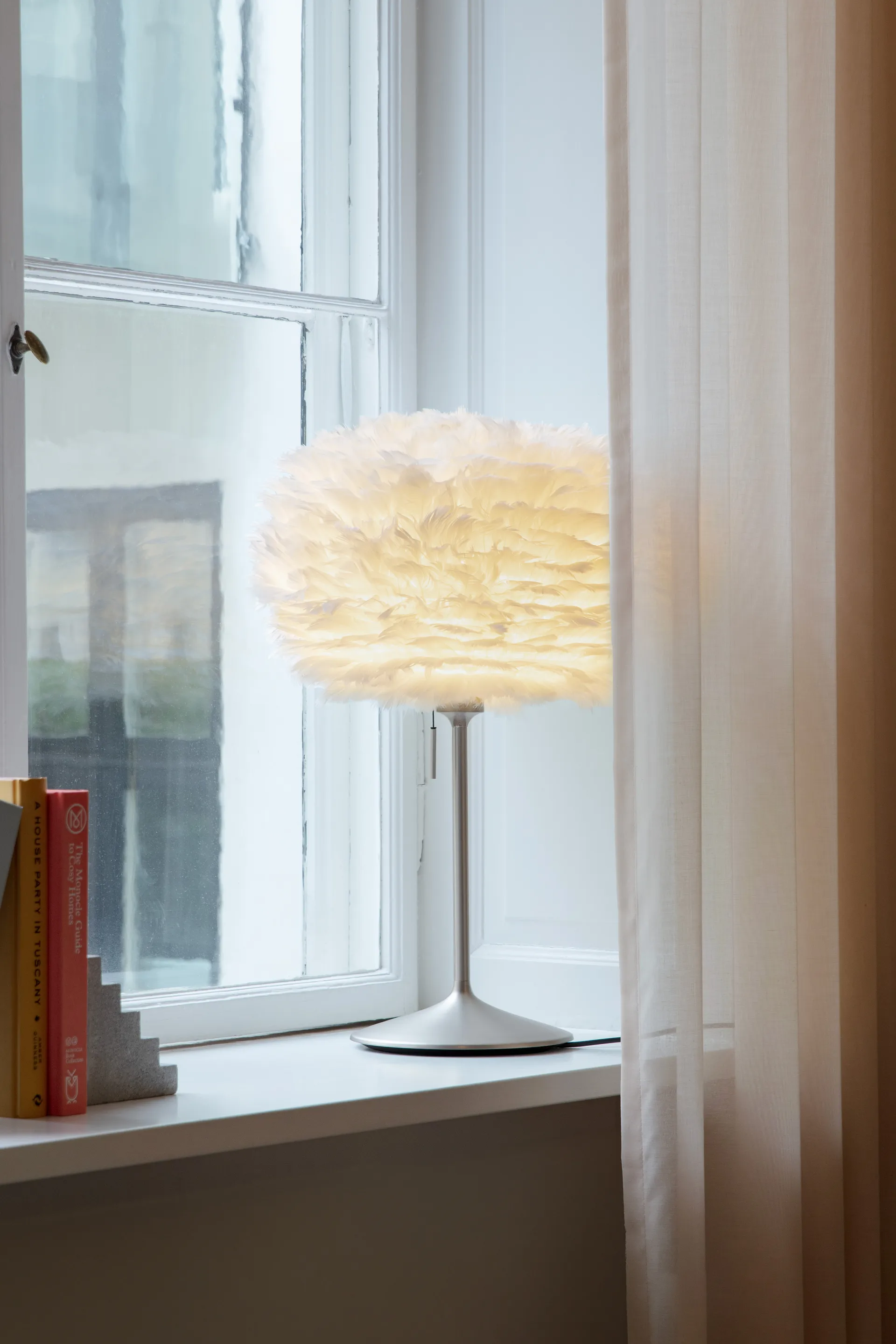 Eos επιτραπέζιο φωτιστικό medium, Λευκό-Βουρτσισμένο ατσάλι Umage