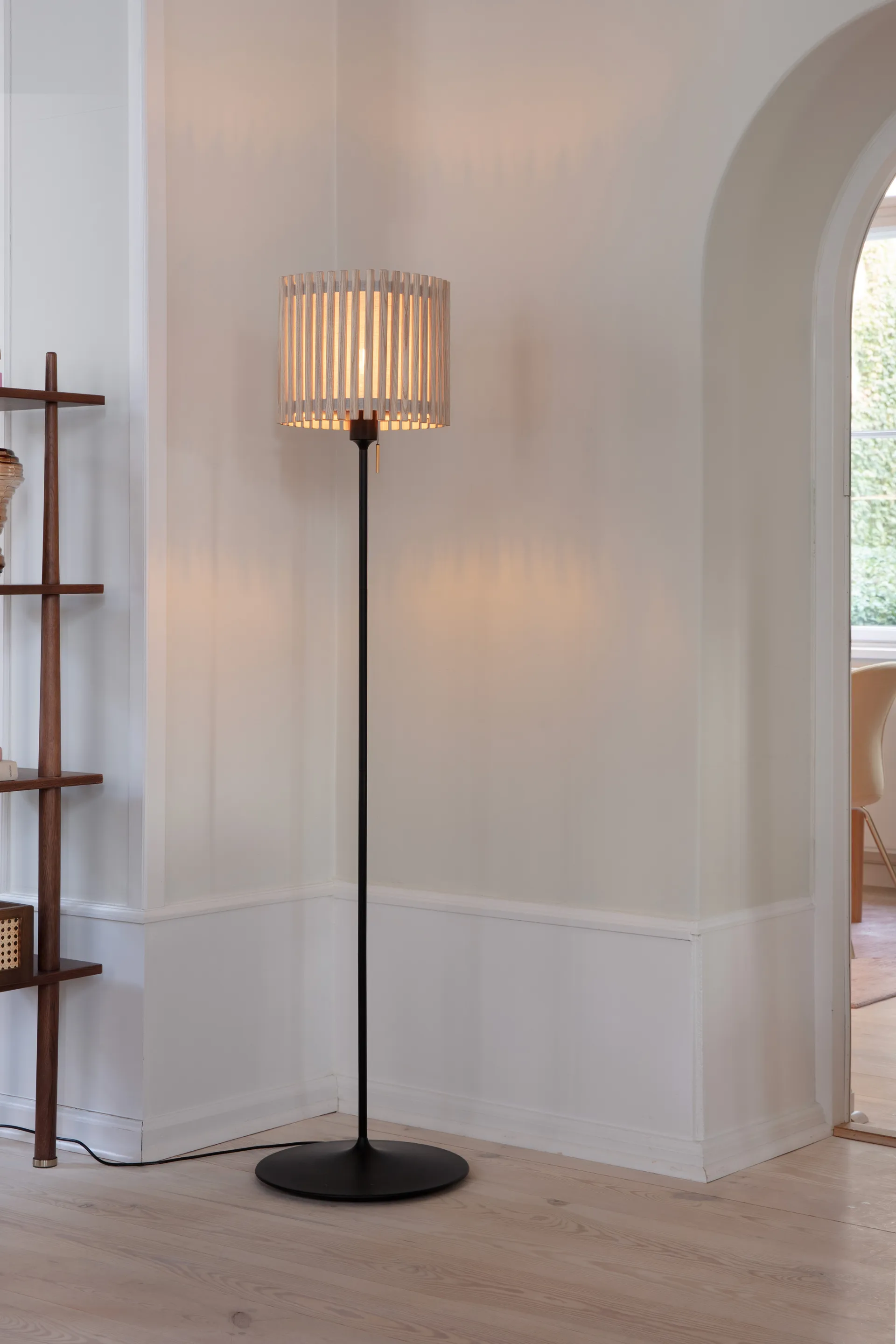 Komorebi φωτιστικό δαπέδου medium, Circle oak-μαύρο Umage