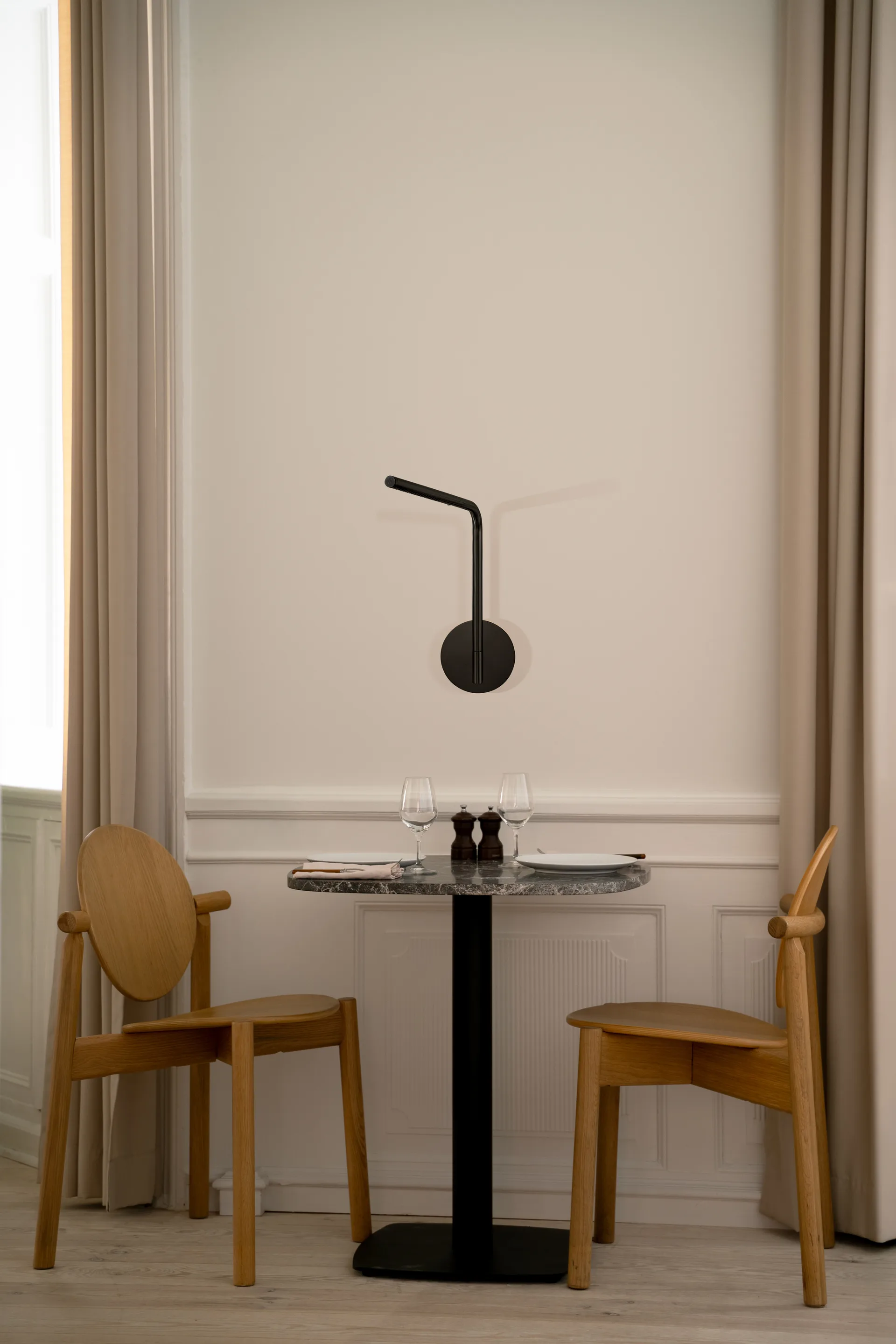 Omni Pivot επιτοίχιο φωτιστικό, Black Umage