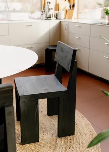 001 Dining Chair καρέκλα - Μαύρη βαμμένη πεύκη - Vaarnii