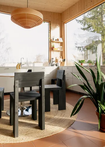 001 Dining Chair καρέκλα - Μαύρη βαμμένη πεύκη - Vaarnii