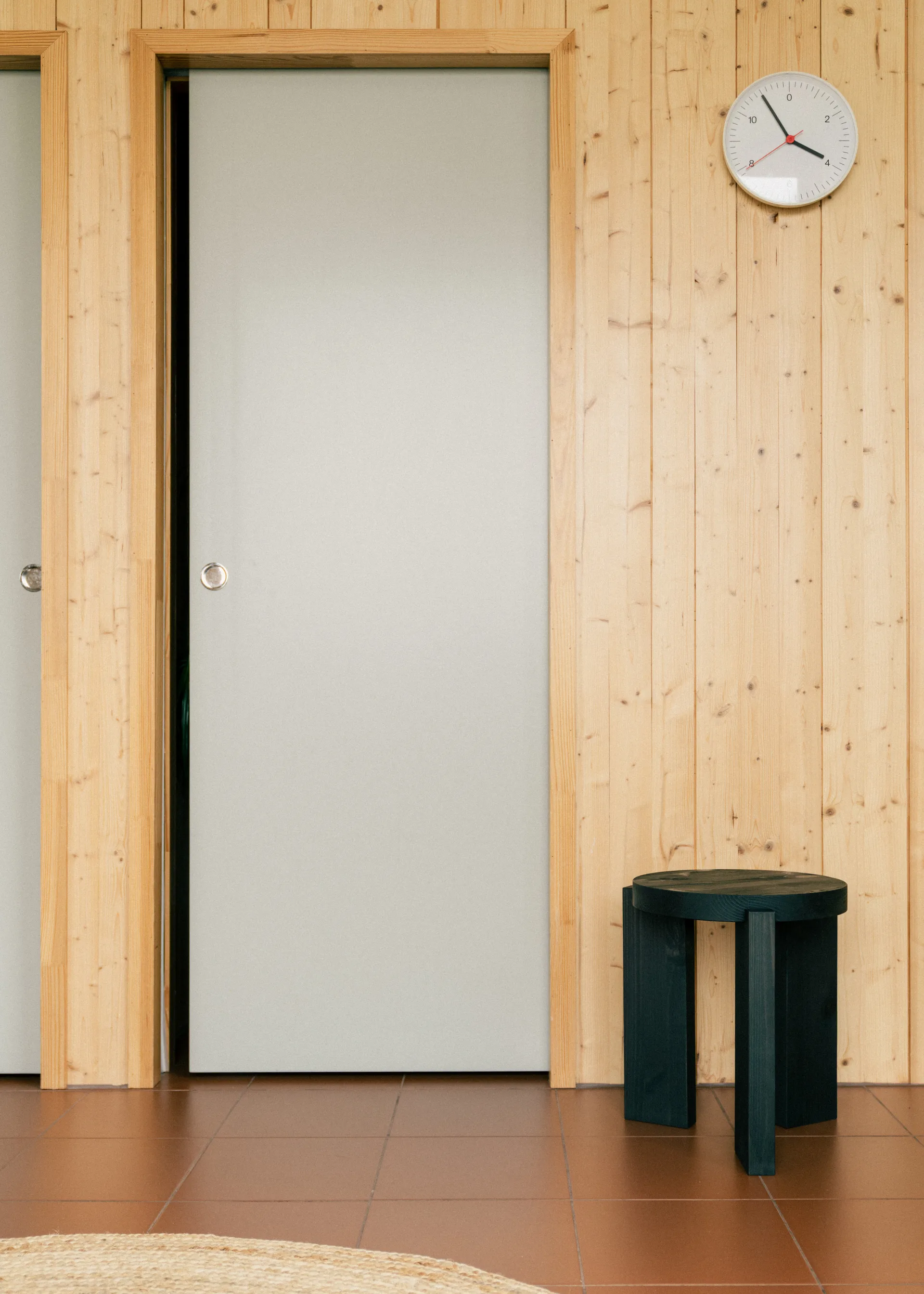 001 Stool σκαμπό, Μαύρο-βαμμένο πεύκο, Ø40x44 εκ. Vaarnii