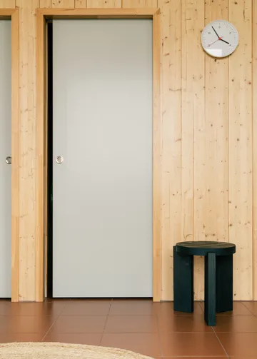 001 Stool σκαμπό - Μαύρο-βαμμένο πεύκο, Ø40x44 εκ. - Vaarnii