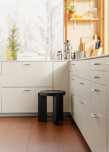 001 Stool σκαμπό - Μαύρο-βαμμένο πεύκο, Ø40x44 εκ. - Vaarnii