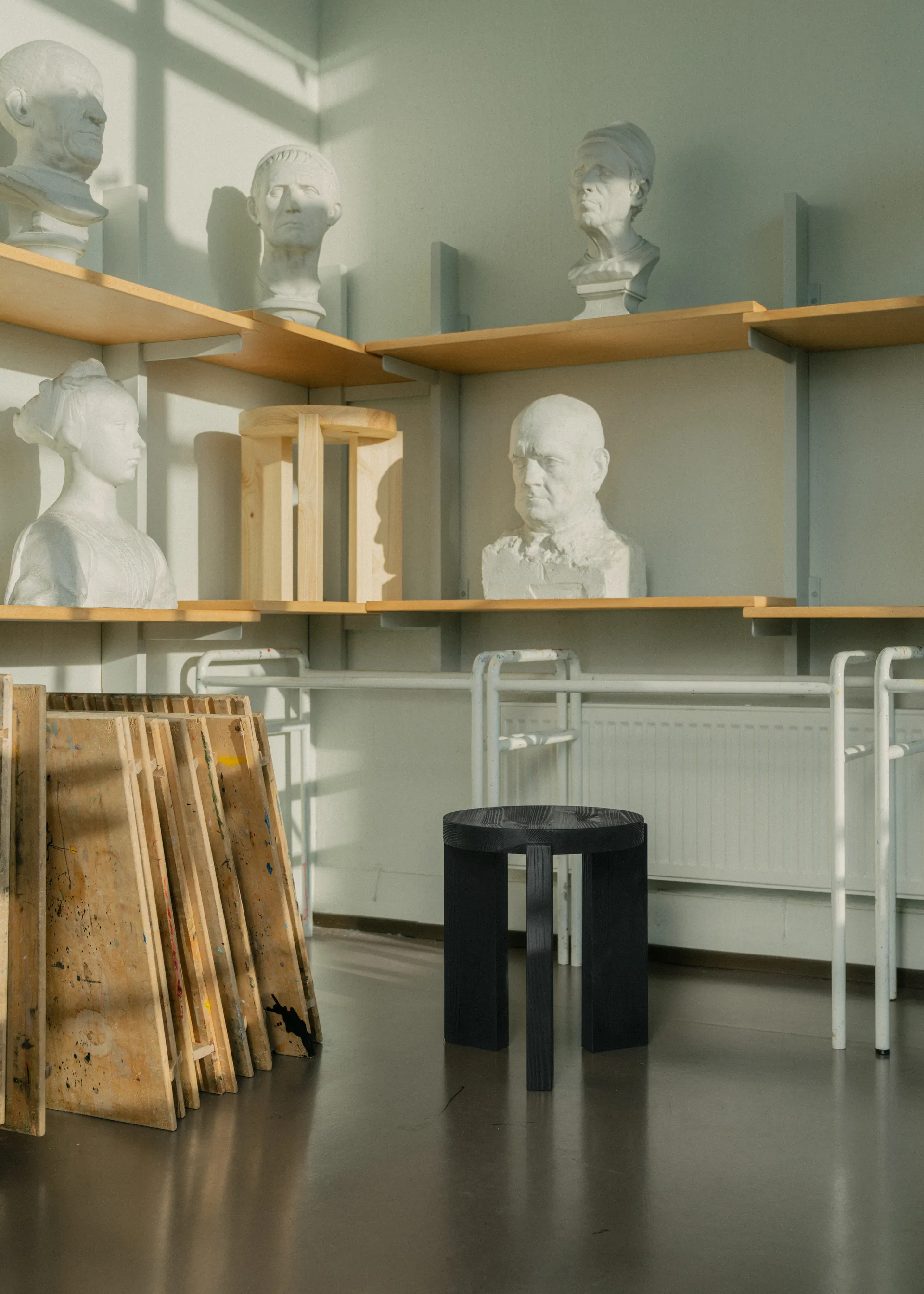 001 Stool σκαμπό, Μαύρο-βαμμένο πεύκο, Ø40x44 εκ. Vaarnii