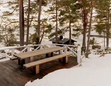 013 Osa Outdoor Bench παγκάκι - Θερμικά επεξεργασμένο πεύκο, 182x37x49 εκ. - Vaarnii