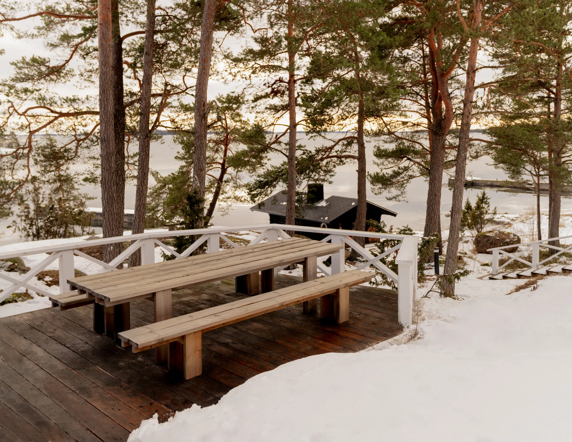 013 Osa Outdoor Bench παγκάκι, Θερμικά επεξεργασμένο πεύκο, 333x37x49 cm Vaarnii