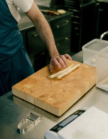 019 Syy Chopping Board ξύλο κοπής - Επεξεργασμένο με παραφινέλαιο πεύκη, large 31x43x5 εκ. - Vaarnii
