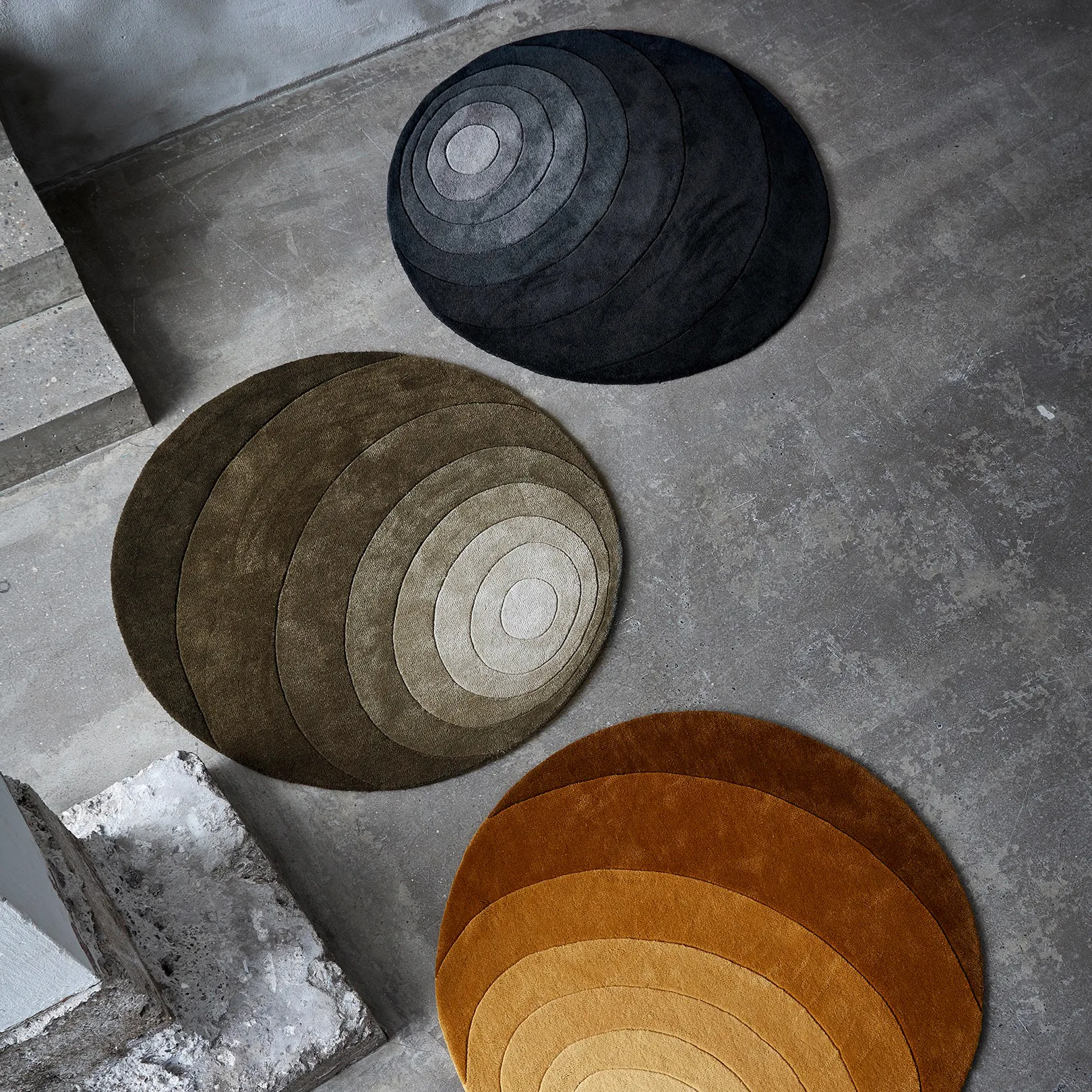 Luna χαλί Ø 120 cm, σκούρο πράσινο Verpan