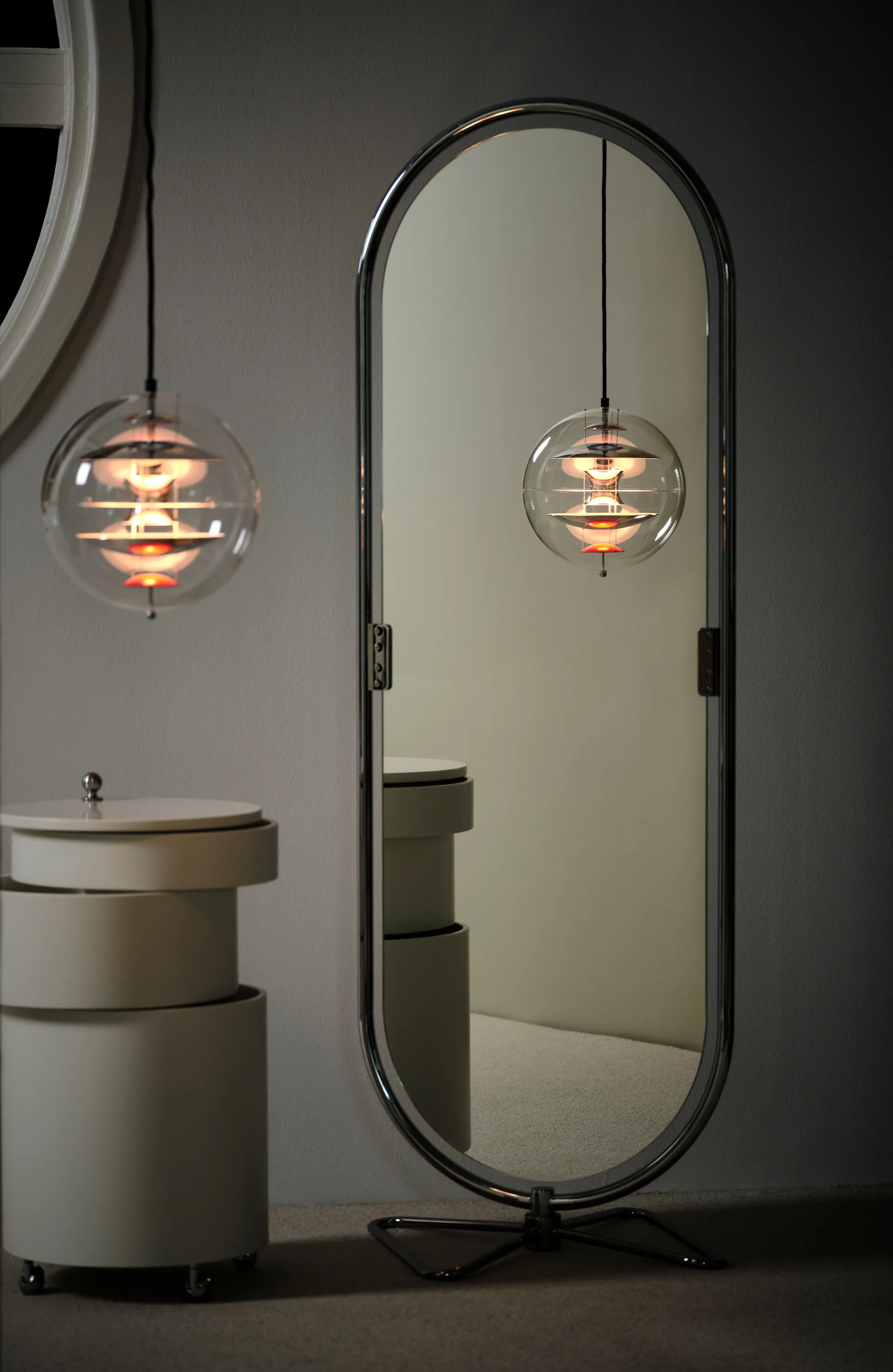 Φωτιστικό οροφής, VP Globe, Ø28 εκ., Χρώμιο-κόκκινο-μπλε Verpan