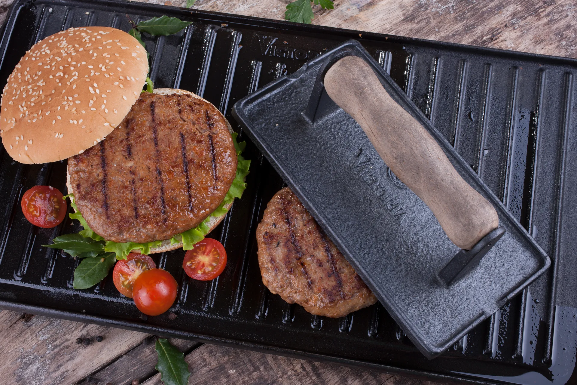 Μαντεμένια πρέσα μπέικον και μπάρμπεκιου με ξύλινη λαβή, 21x11 cm Victoria