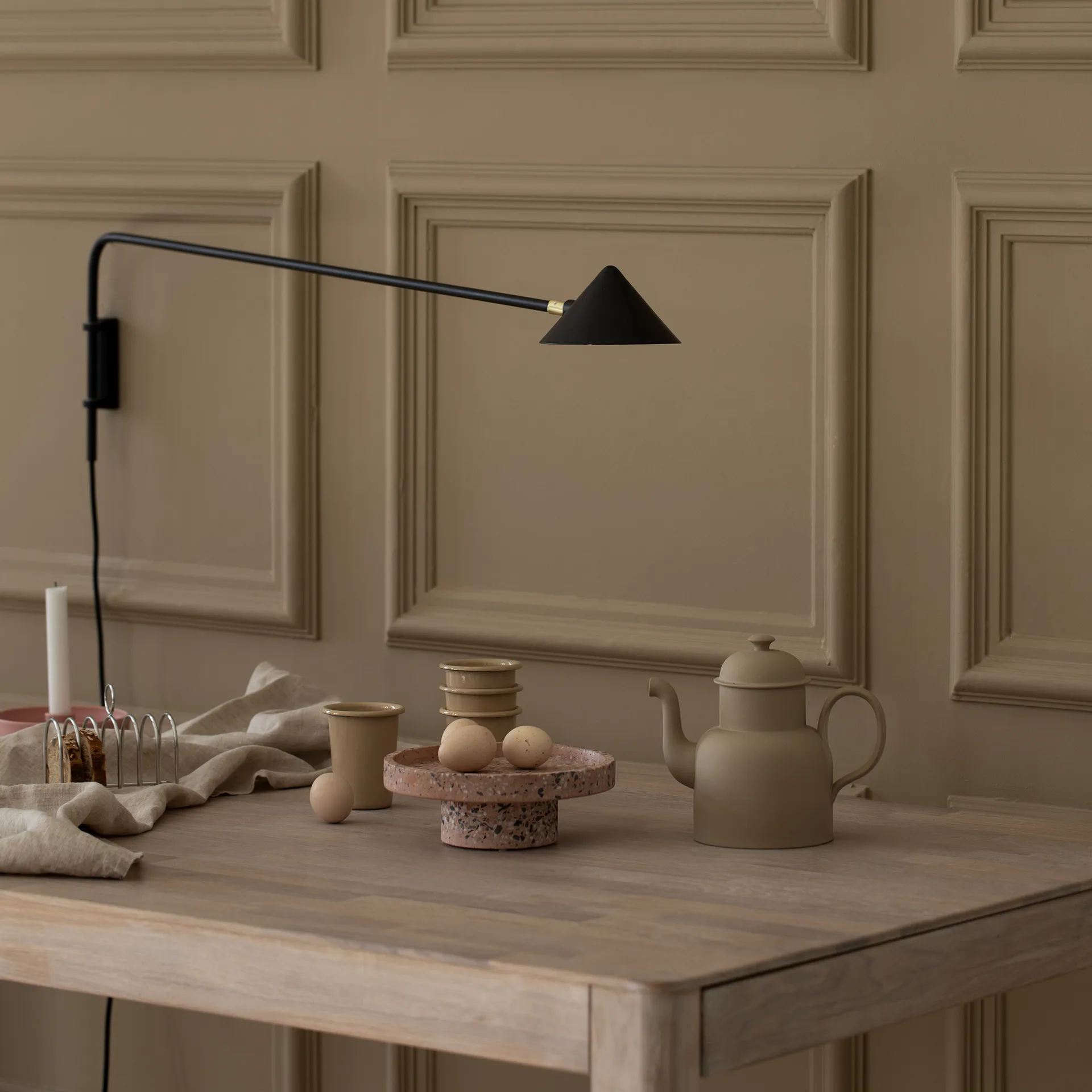 Kelly φωτιστικό τοίχου μακρύς βραχίονας, Μαύρο-χρυσαφί Watt & Veke