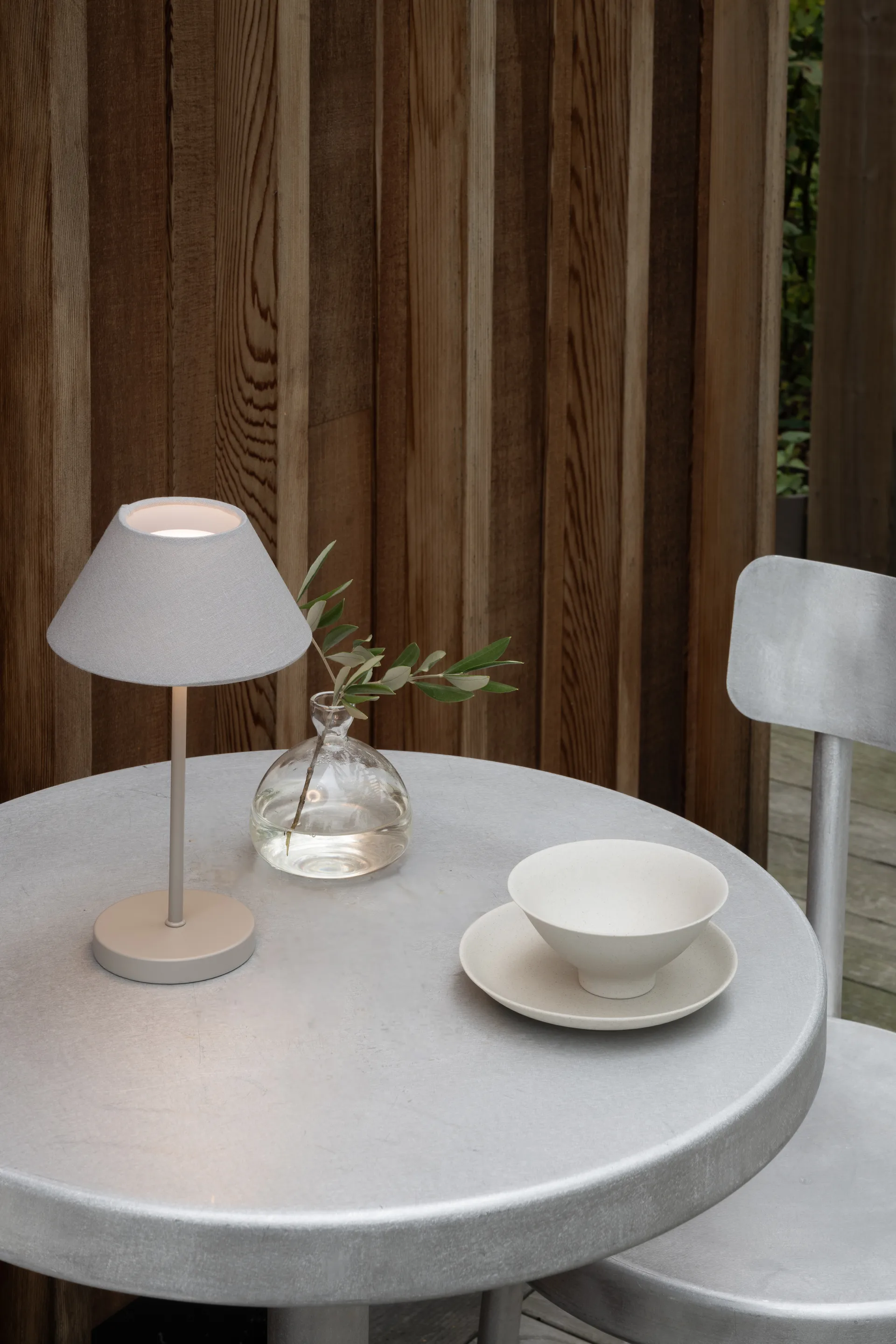 Φορητό επιτραπέζιο φωτιστικό Teya, Ζεστό γκρι, Ø15x26 εκ. Watt & Veke