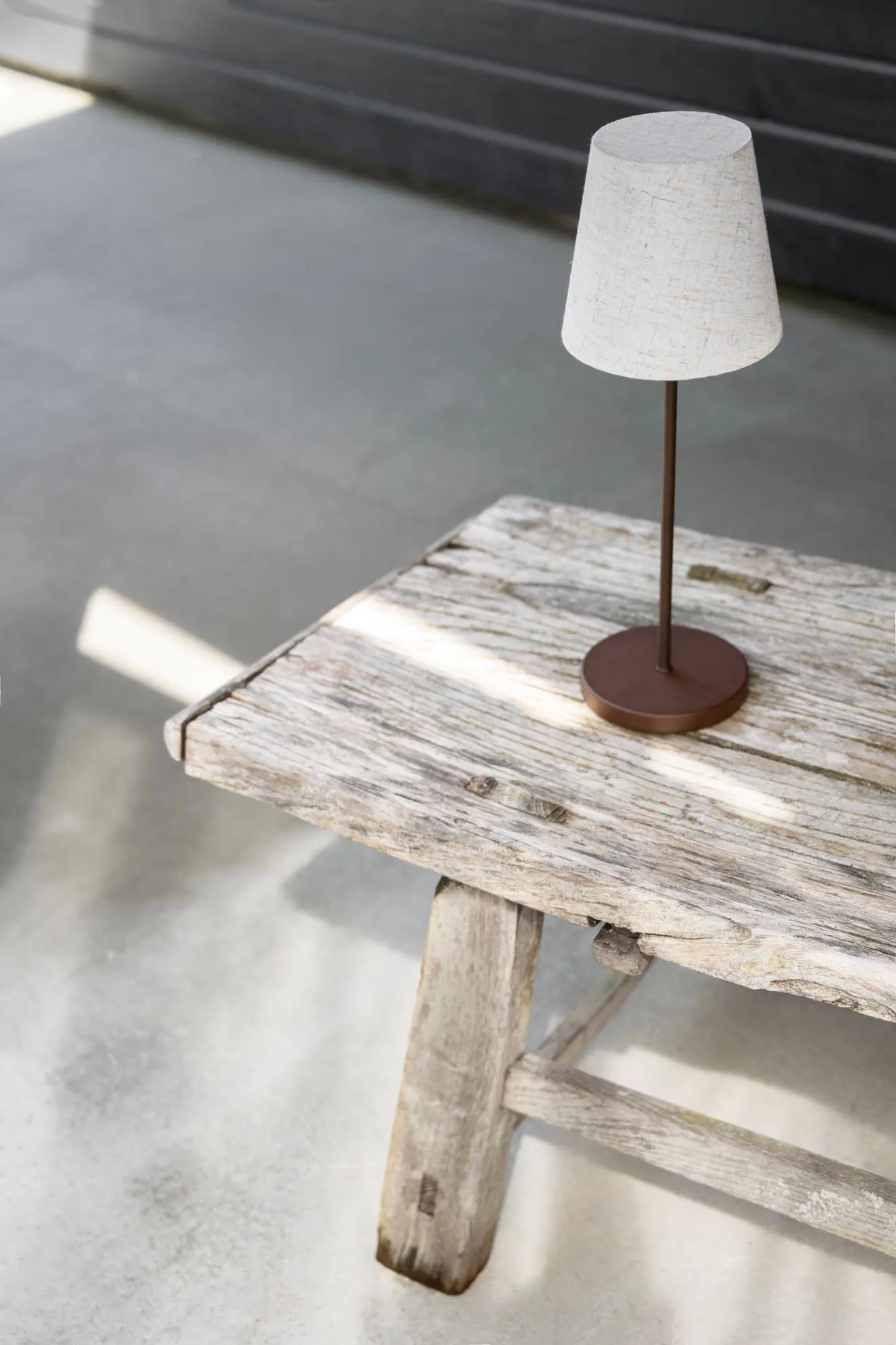 Φορητό επιτραπέζιο φωτιστικό Tyra table Ø14 cm, Coffee Watt & Veke