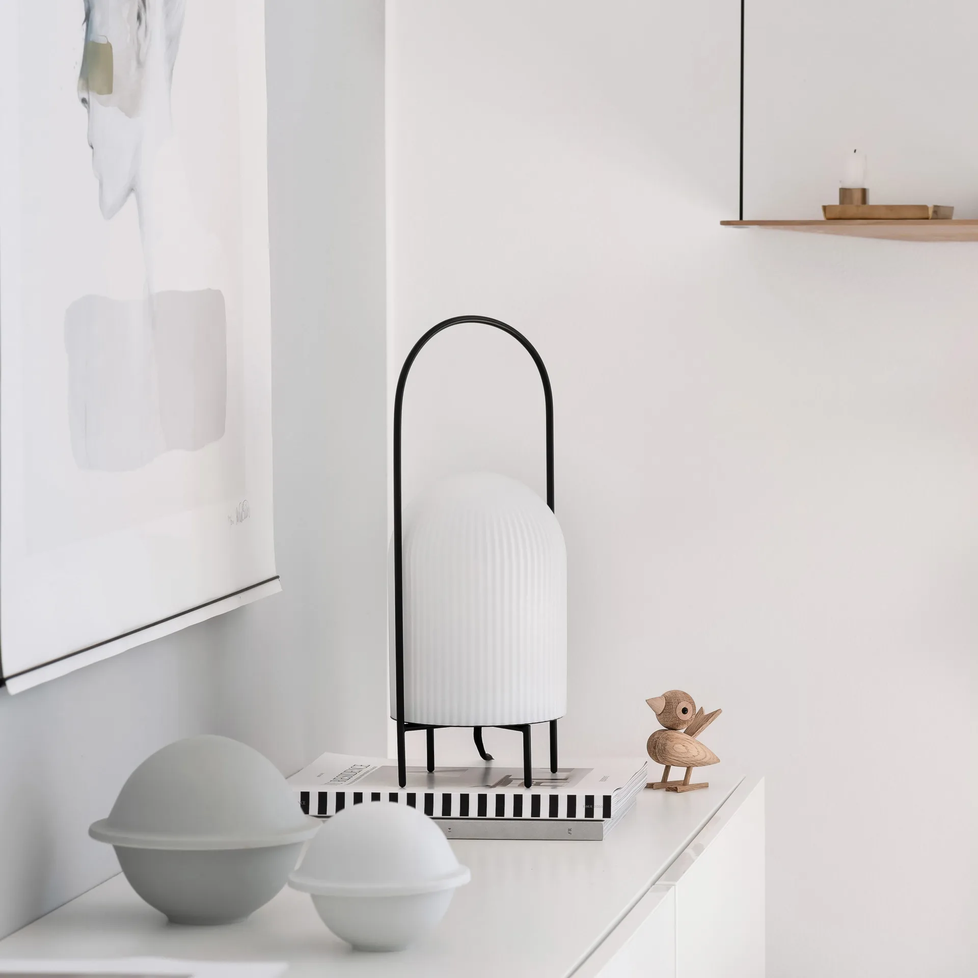 Ghost επιτραπέζιο φωτιστικό, Μαύρο-λευκή οπαλίνα Woud