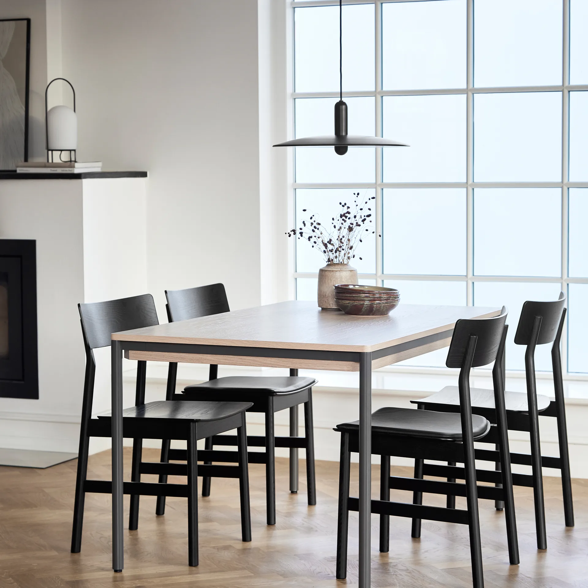 Ghost επιτραπέζιο φωτιστικό, Μαύρο-λευκή οπαλίνα Woud